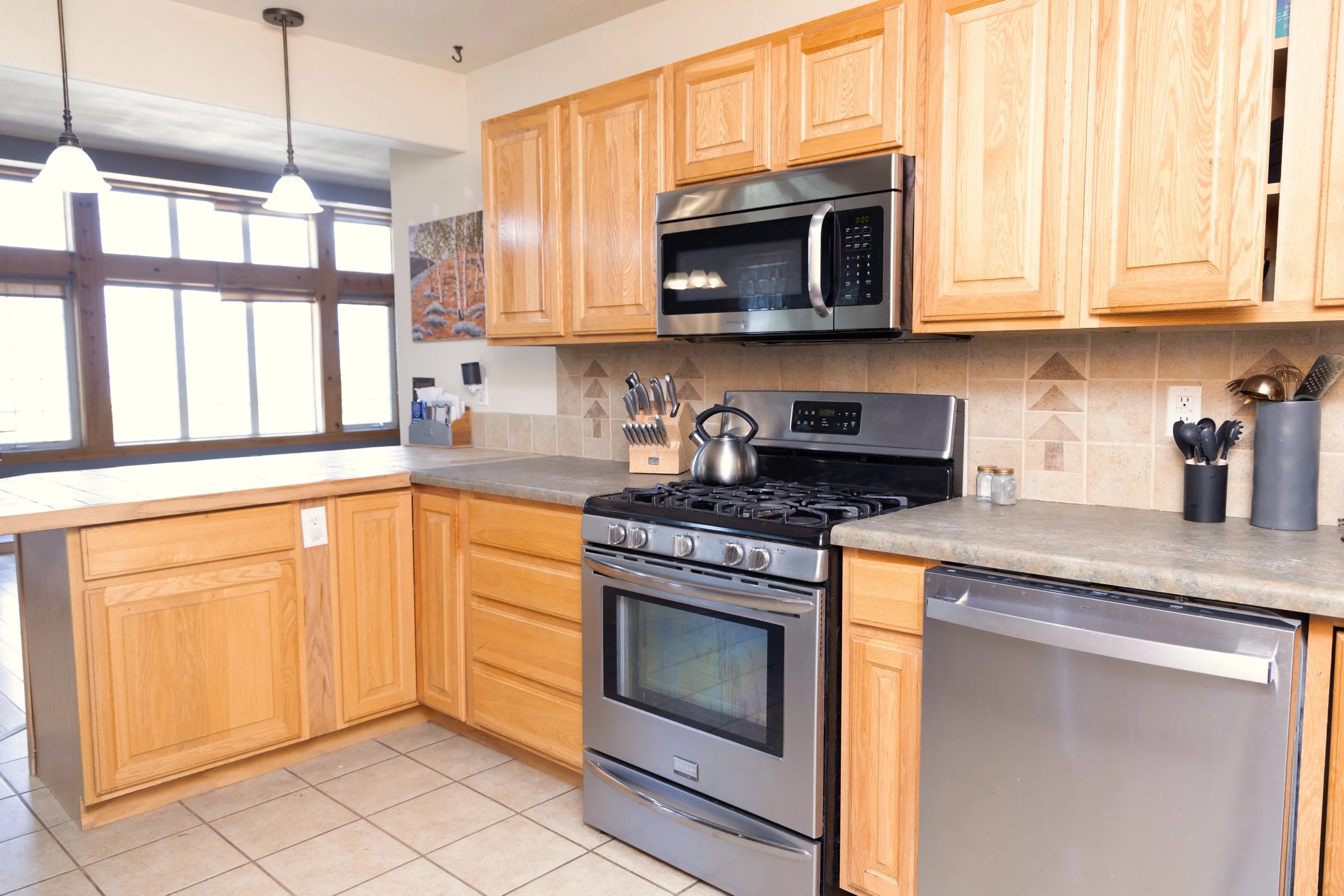 Kitchen - stove.jpg