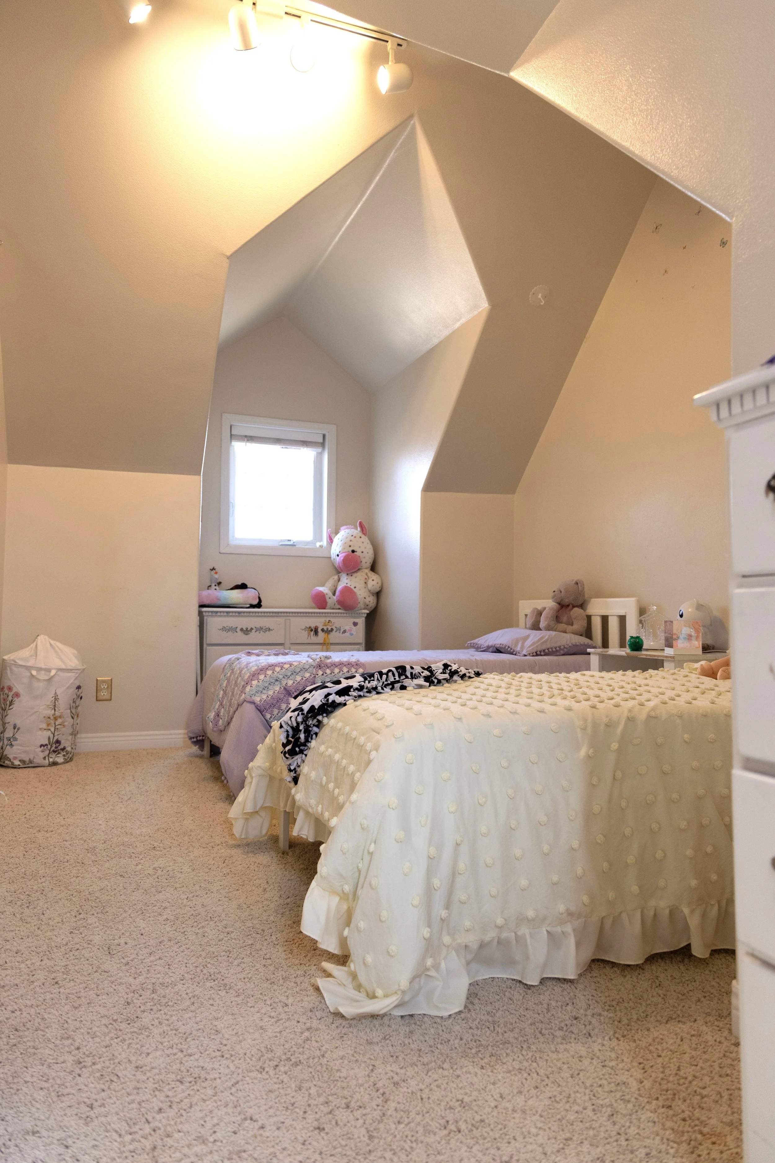 Bedroom - upper girls b.jpg