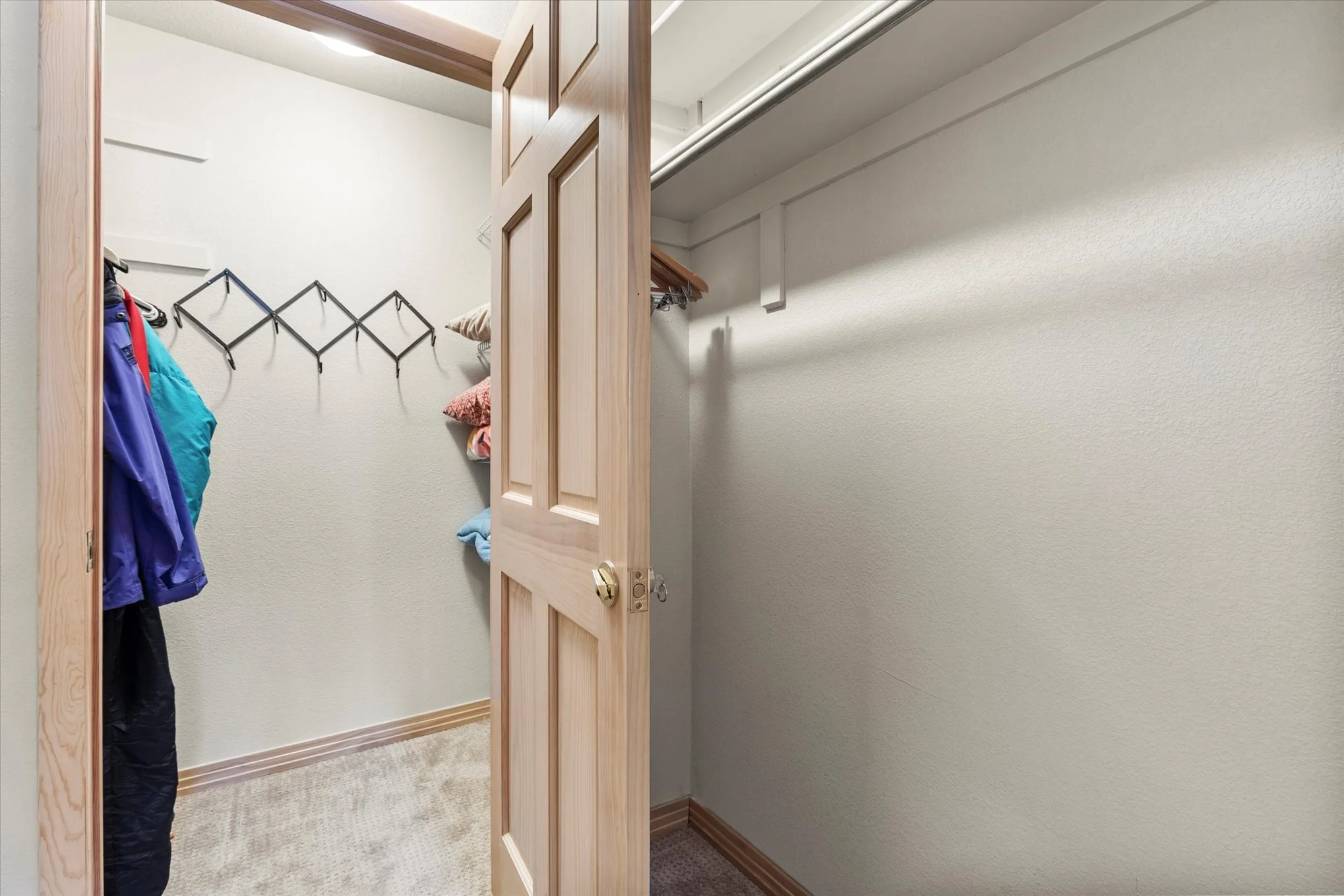 38-Walk-In Closet.jpg