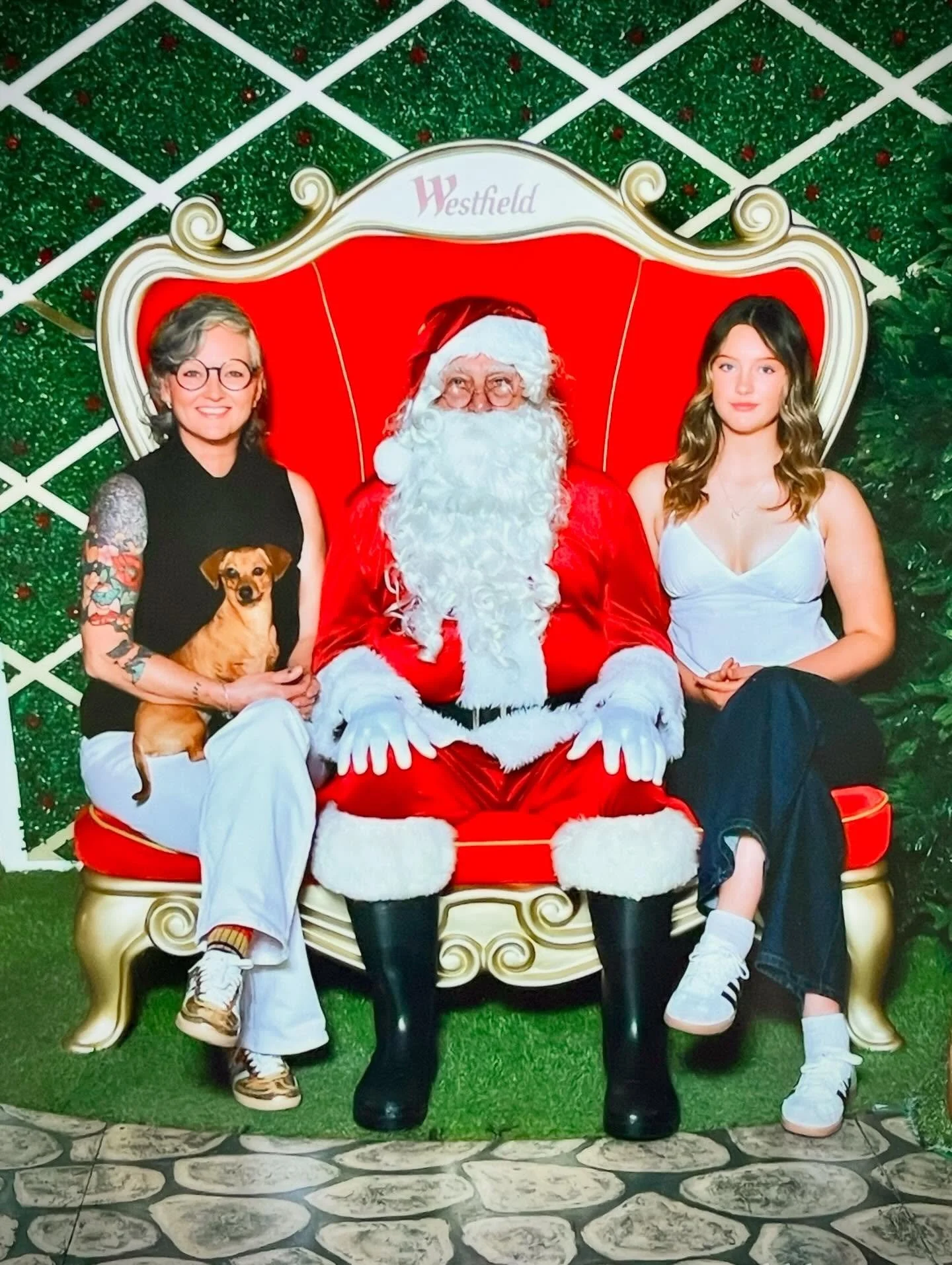 Annabelle, Frida &amp; myself wish you all a very Merry Christmas 🎄❤️🤶🫶 Hope you have a wonderful time with loved ones. I can&rsquo;t wait to ring in 2026, with new beginnings and adventures. 

❤️❤️❤️ 

#artchristmas #joyinart #southaustralianarti