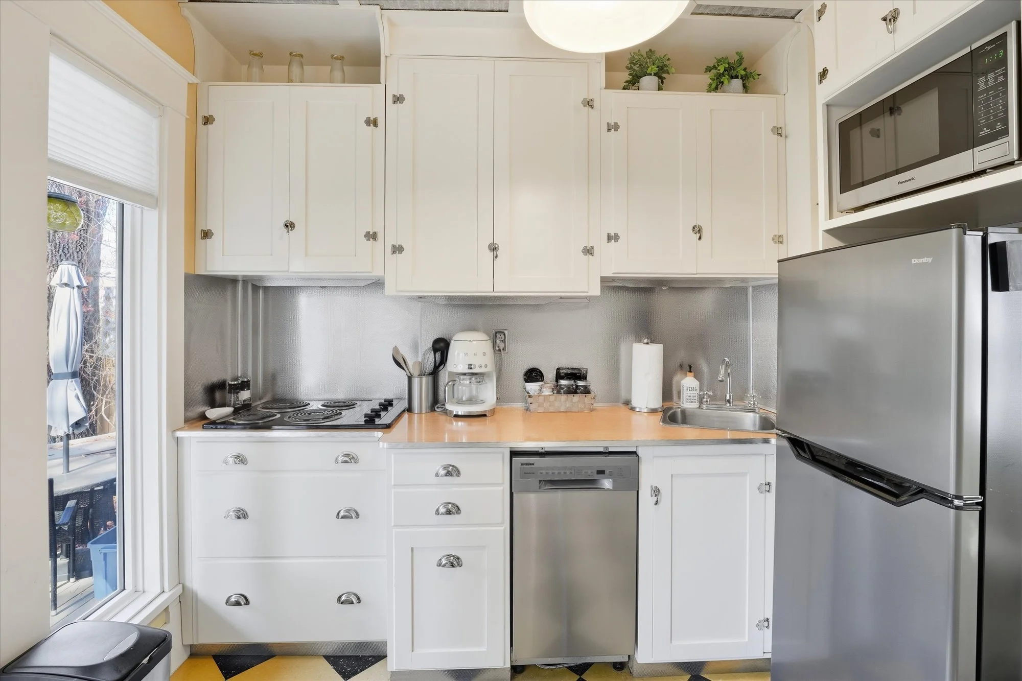 a dishwasher, fridge and microwave are available.