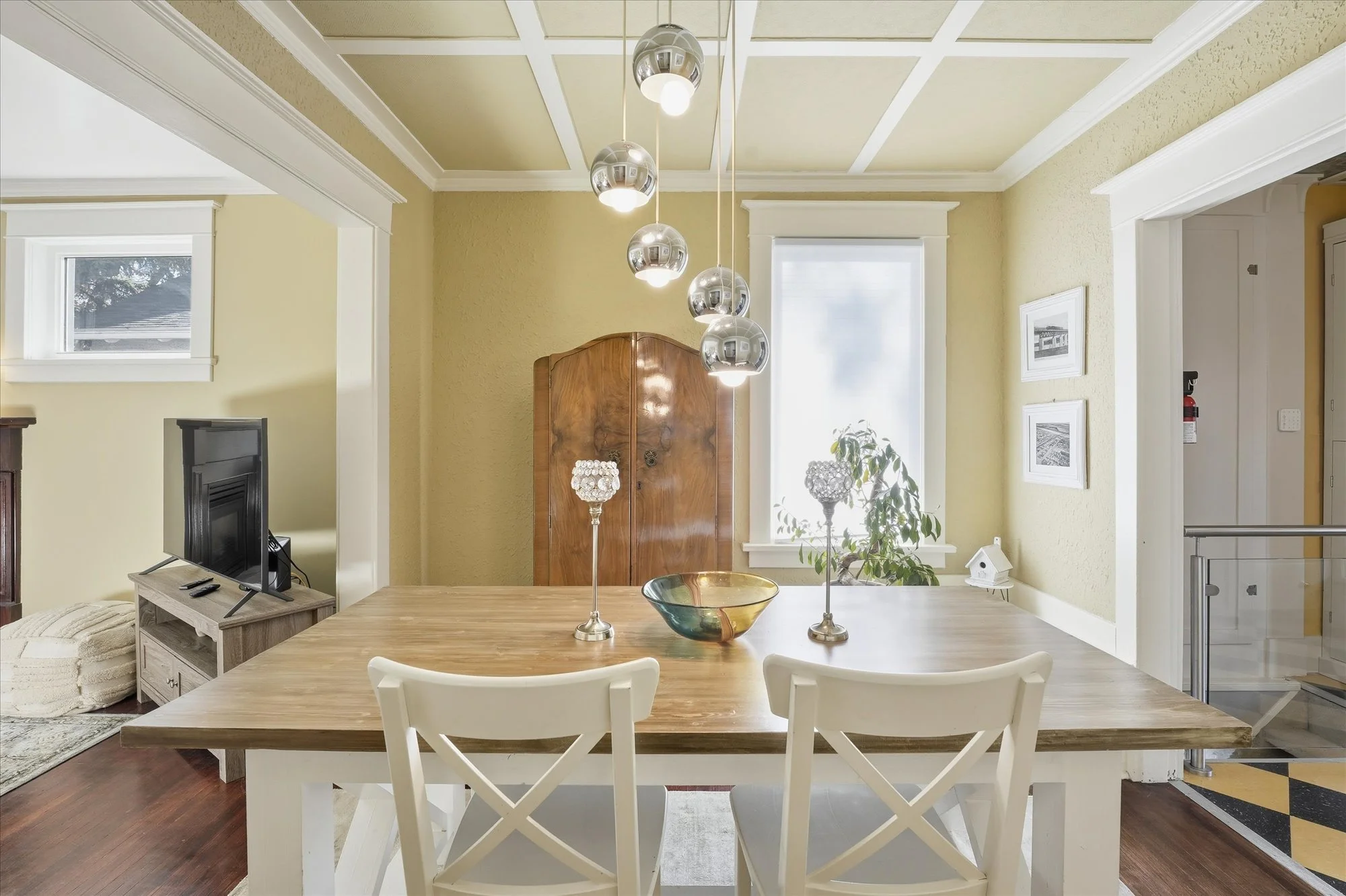 the nest offers a charming dining room that can accommodate up to 6 people.