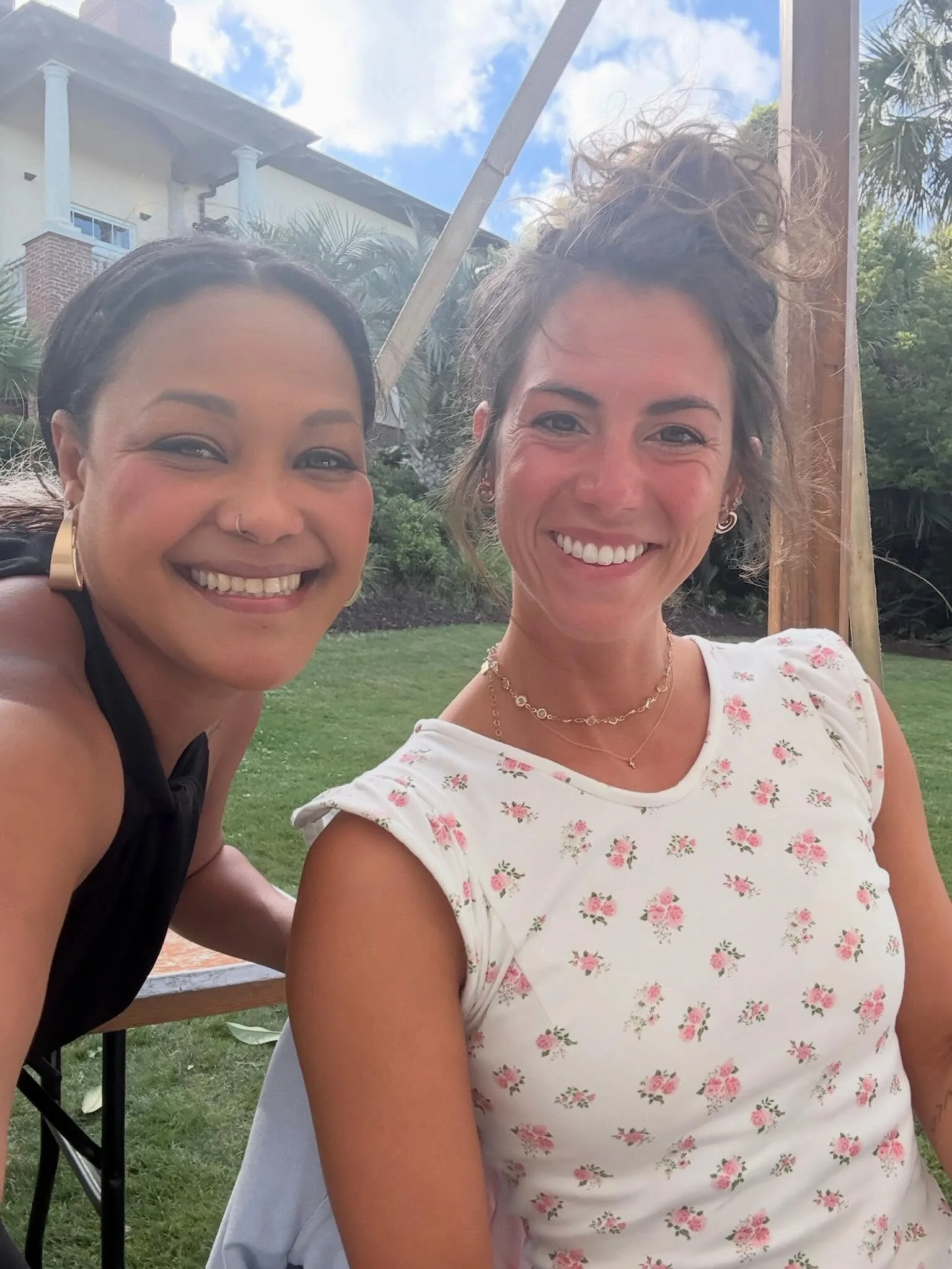 The dream team 🌸🥰

We love to see when our artists get to work at the same event together ✨ @jeleatanicole and @emilywestenberger painted live illustrations at @kiawahresort for the R360 2026 Conference! 

#liveillustrations #corporateevents #charl
