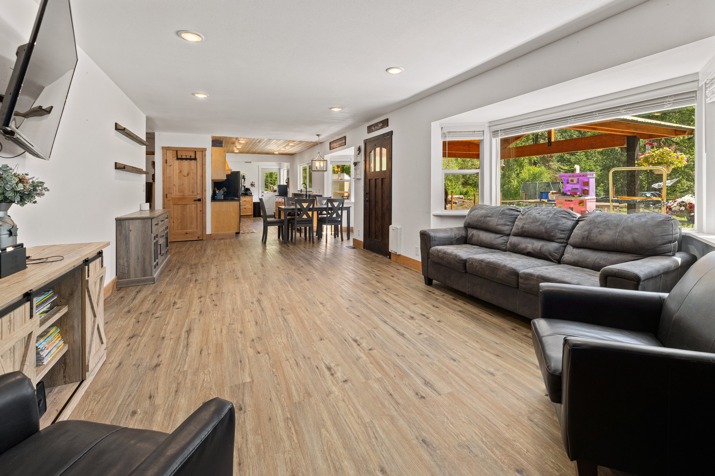 livingroom wide.jpg