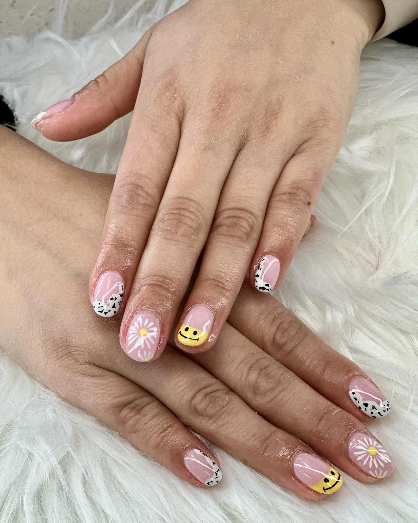 How could you not wanna smile with nails like these? 😁💅
.
.
.
.
.
.
.
.
.
#sanmarcosnails #sdnails #sandiegonails #760nails #naillove #nailsonfleek #nailart #naildesigns #nailfashion #nailsofinstagram #naturalnails #nailtech #nailtrends #nailinspo 