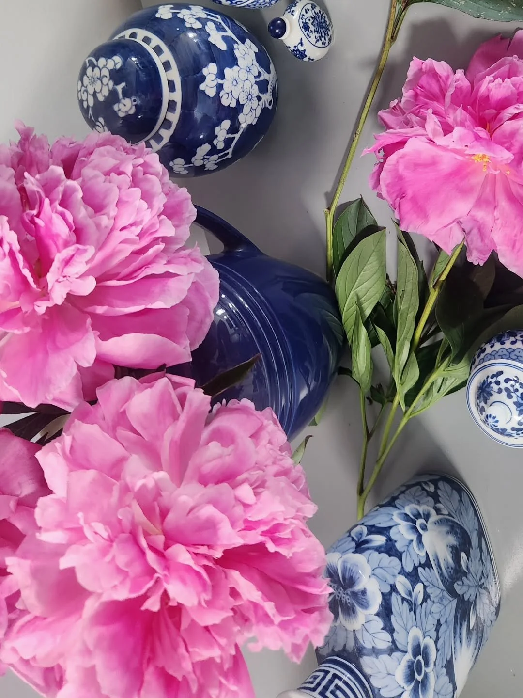 BTS of a photography session for my upcoming projects - featuring Peonies &amp; blue and white ceramics...... I'm actually considering painting the flowers pink 🤯 Pink Peonies or Blue?

#upcomingworks #greerprovis #peonies #blueandwhite