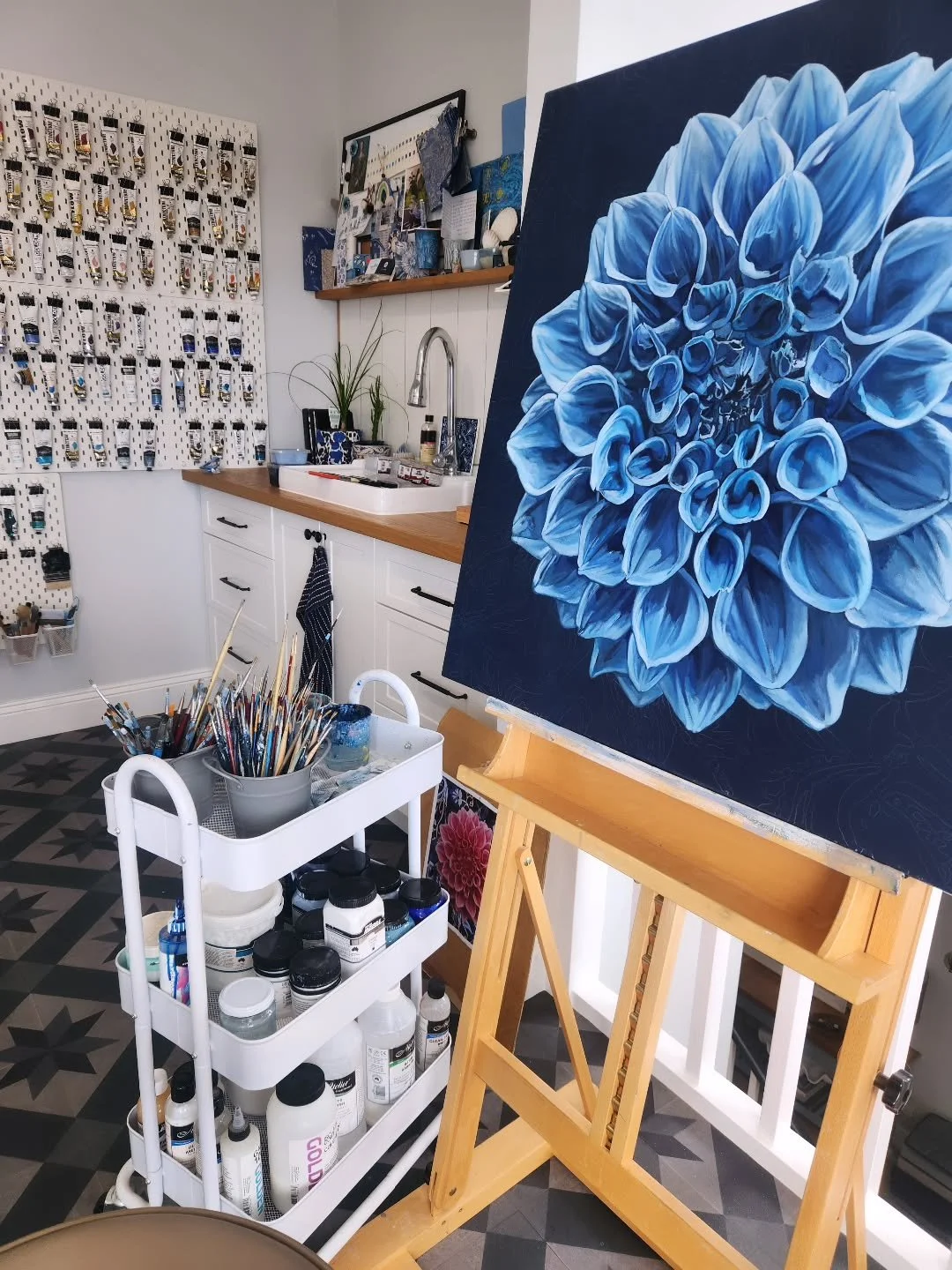 Studio view - so good to be back!

#studioview #blueandwhite #flowers