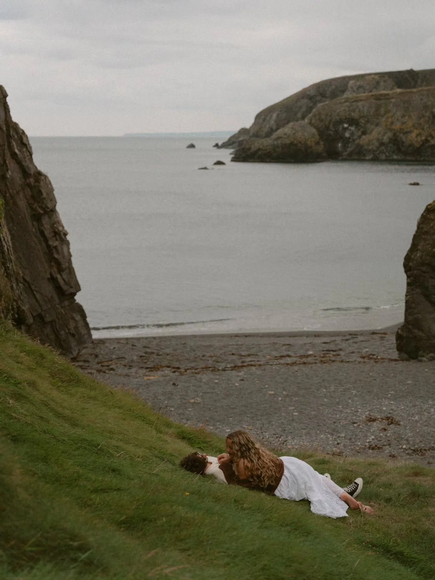 Young love at the Irish seaside💚🌊.
.
.
.
.
#irelandphotographer #corkphotographer #irelandphotography #ireland #irelandtravel