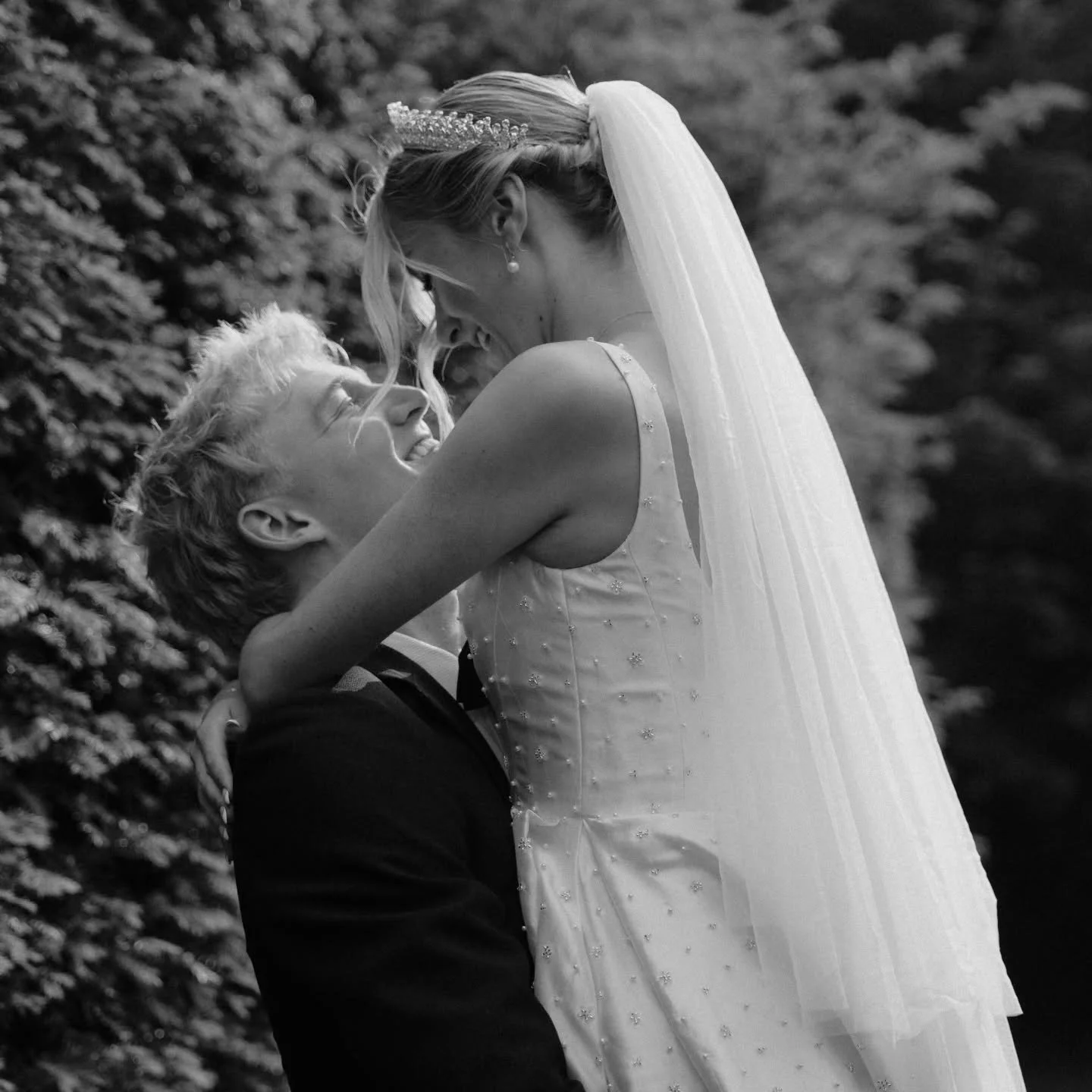 An intimate castle wedding in black and white for you today🖤🤍. If a big traditional wedding isn't for you, but a two person elopement also doesn't seem quite right, maybe you should consider an intimate wedding with you and some of your favourite p