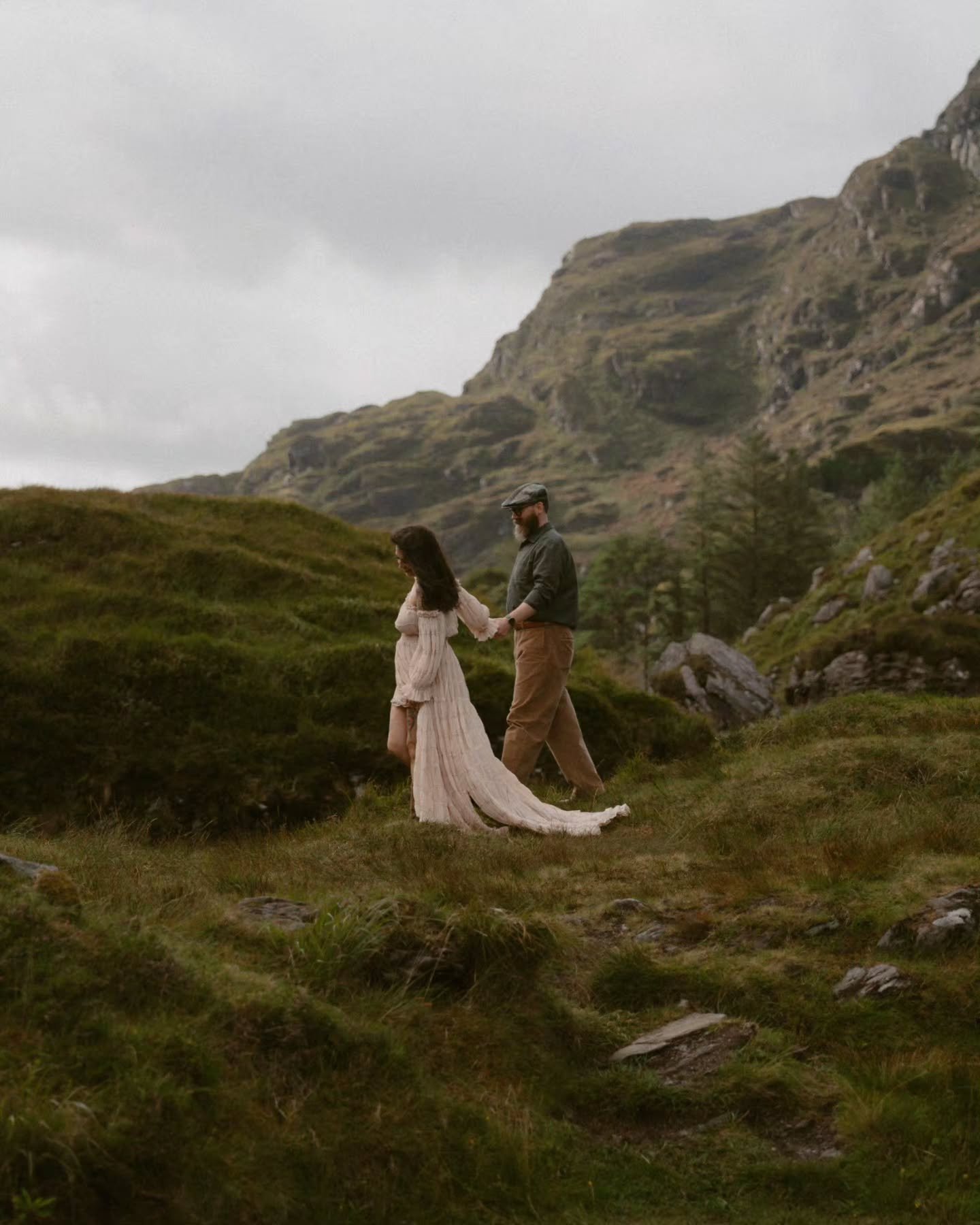✨️The Gap of Dunloe is a spot that you CANNOT miss if you will be in the Killarney area. It is hands down, one of my favourite spots for photo sessions, no matter the weather or the season. Every time I am there, I am full of so much inspiration to e