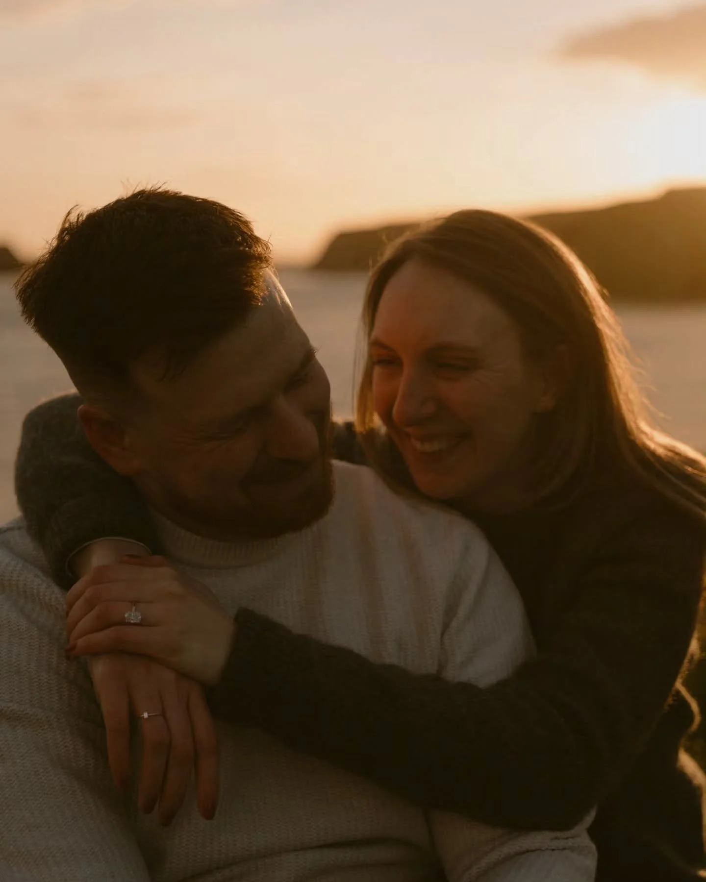 Some golden sunset magic for your feed today🥰✨️. This recent engagement session was so so special because you see that spot in the second photo? That is the exact spot that he proposed to her last year🥹. This beach means a lot to them as a couple a