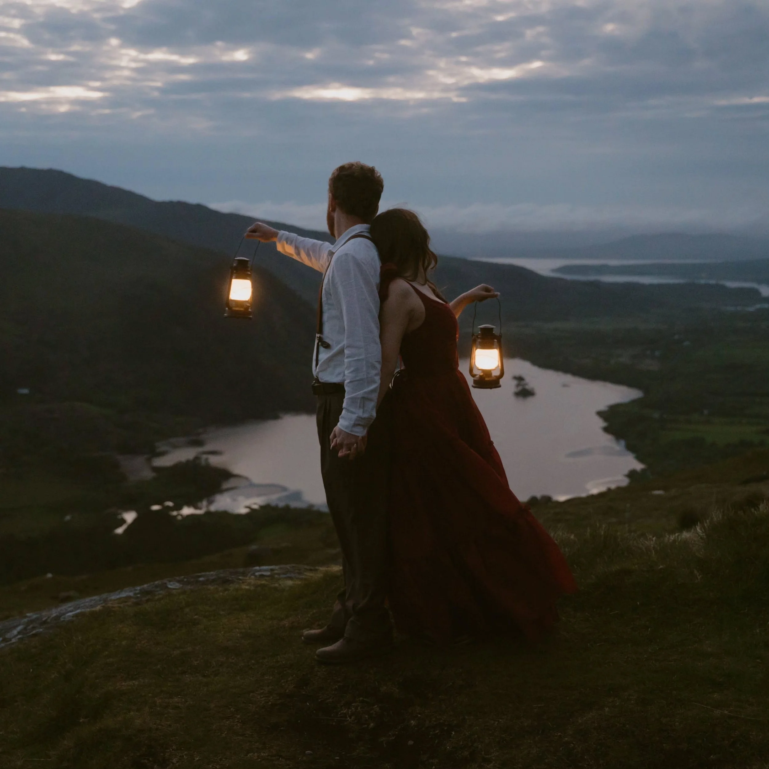 Reason to keep taking photos after the sun goes down: you can capture cool photos like this!😍✨️ 
.
.
.
.
#irelandphotographer #irelandelopementphotographer #ireland #corkphotographer #irishweddingphotographer