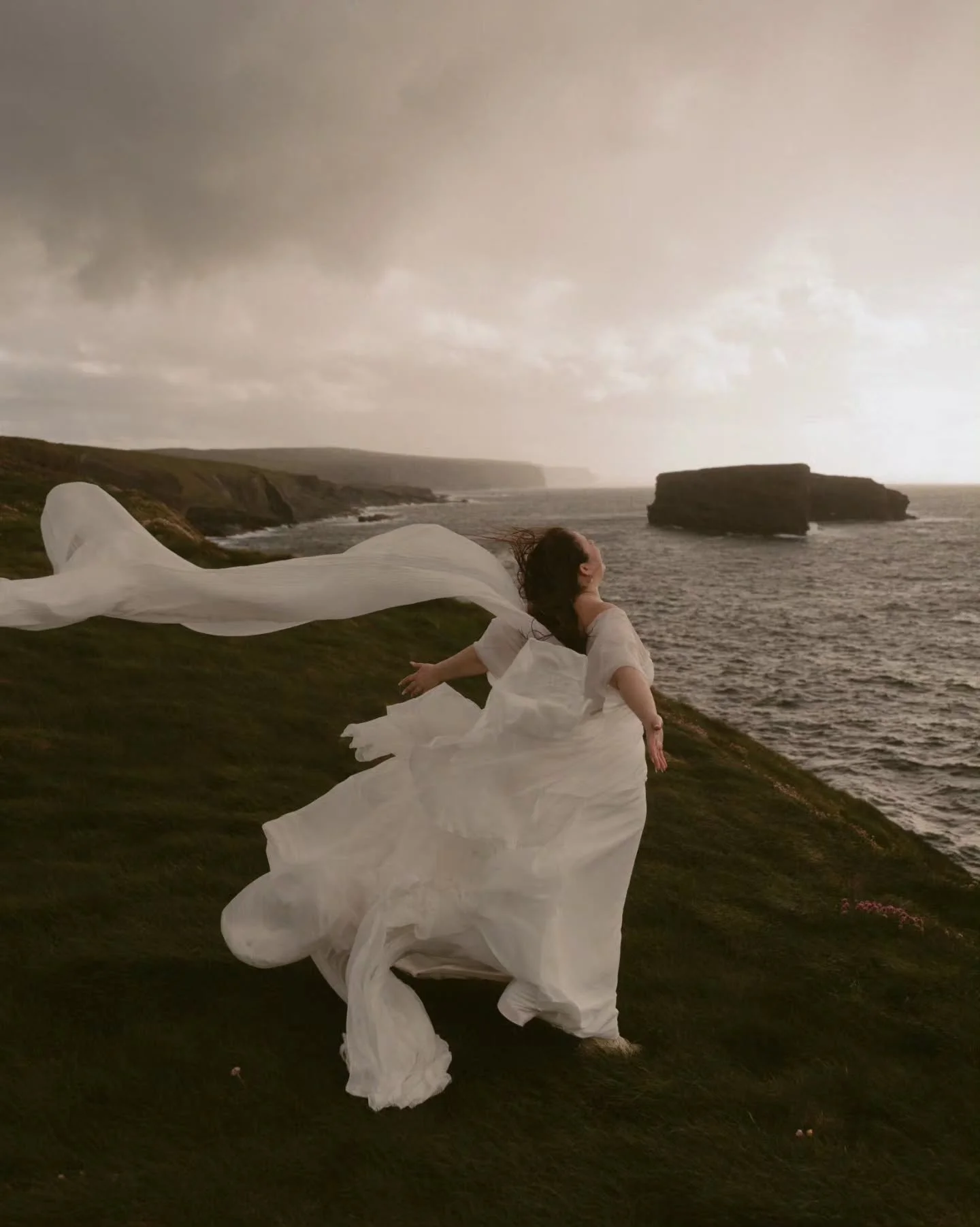 When these are the shots in the first 5 minutes, you just know it's going to be an incredible shoot and a very fun couple😍😎👌🏼.

And this is why we embrace the wild Irish weather✨️. 
.
.
.
.
#irelandphotographer
#irelandelopementphotographer #elop
