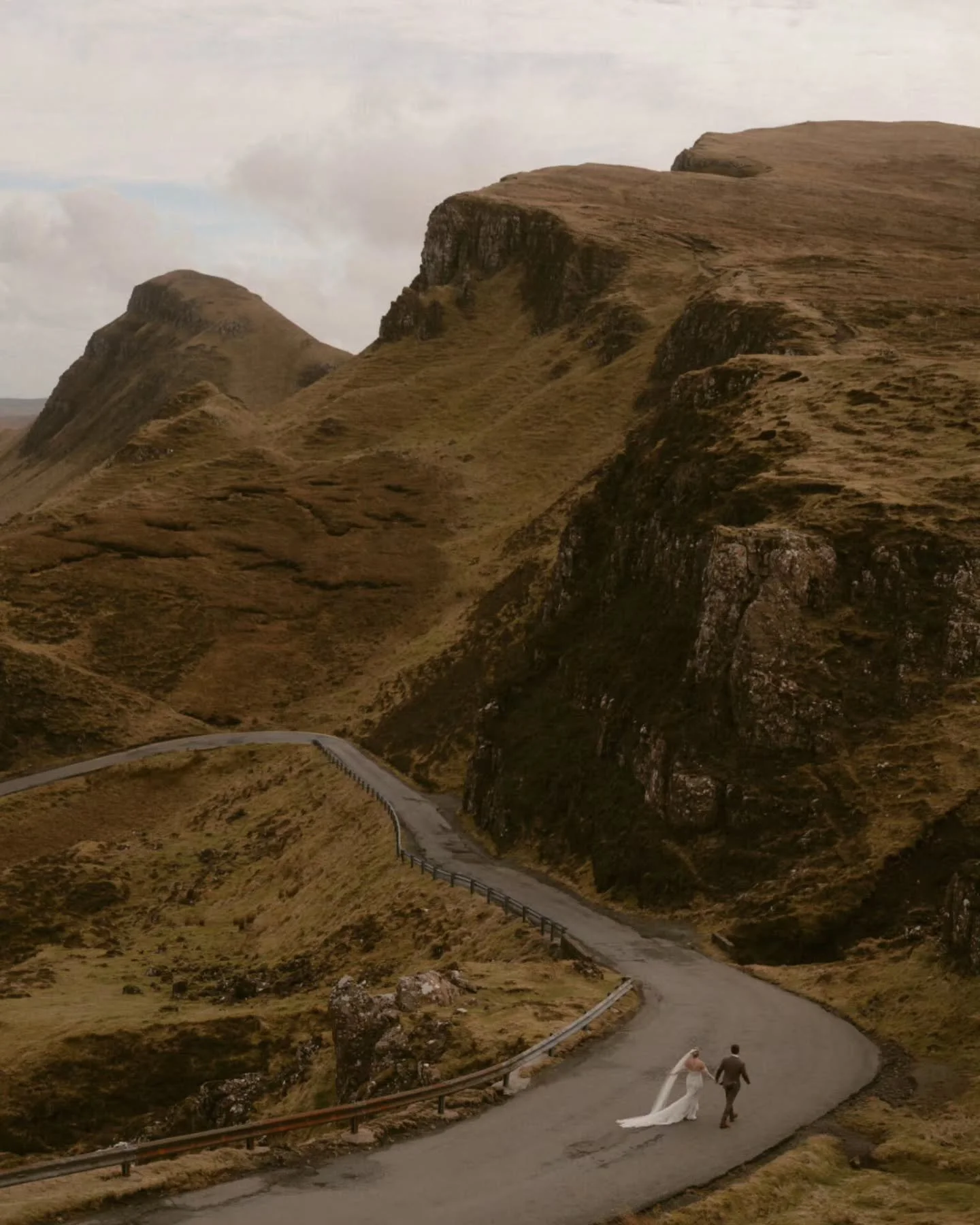 Forever daydreaming about more adventures in Scotland💚. 

*this was from an incredible photography workshop that I attended in March, run @davidconaty.photography *

Models: @hannahtelese 
.
.
.
.
#scotlandelopement #elopetoscotland #scotlandphotogr