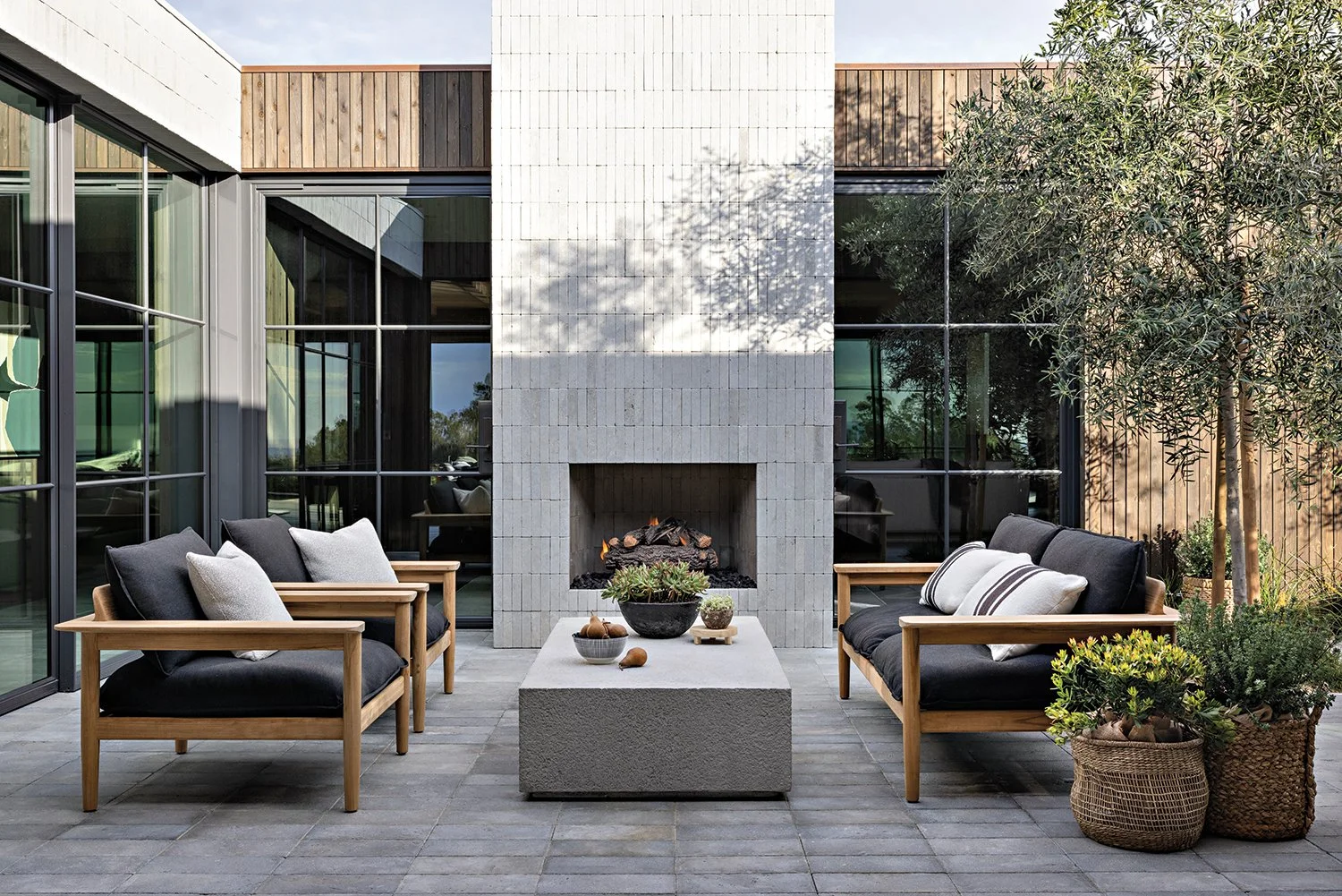 Indoor-Outdoor Fluidity: Mastering Seamless Transitions in New Builds