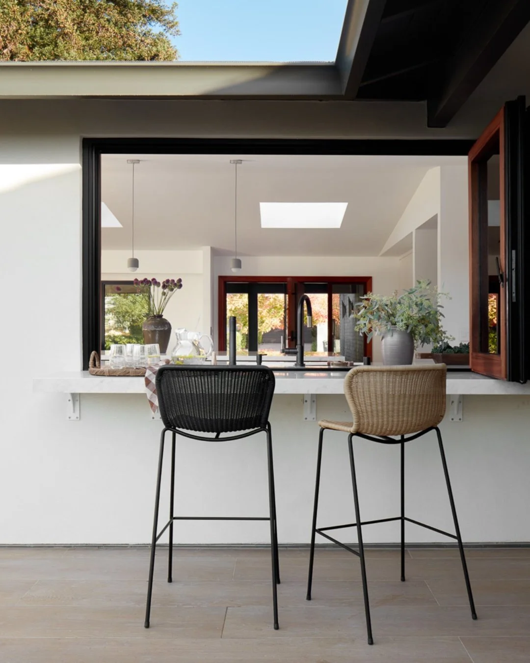 Take the party outside! ☀️🍹 This incredible outdoor pass-through bar completely redefines backyard entertaining. By connecting the kitchen directly to the deck, it creates the ultimate layout for hosting, serving drinks, or just enjoying a breezy af