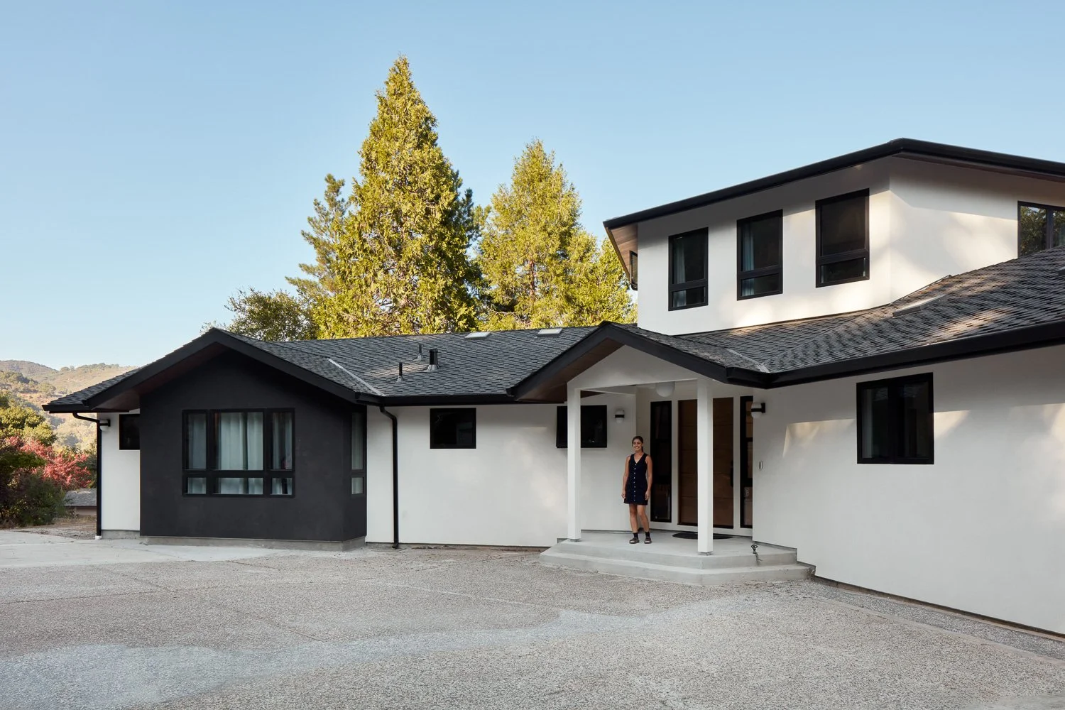 A welcoming entry with modern character. Thoughtful proportions and a crisp exterior set the tone for this 4000 sqft Los Gatos rebuild.