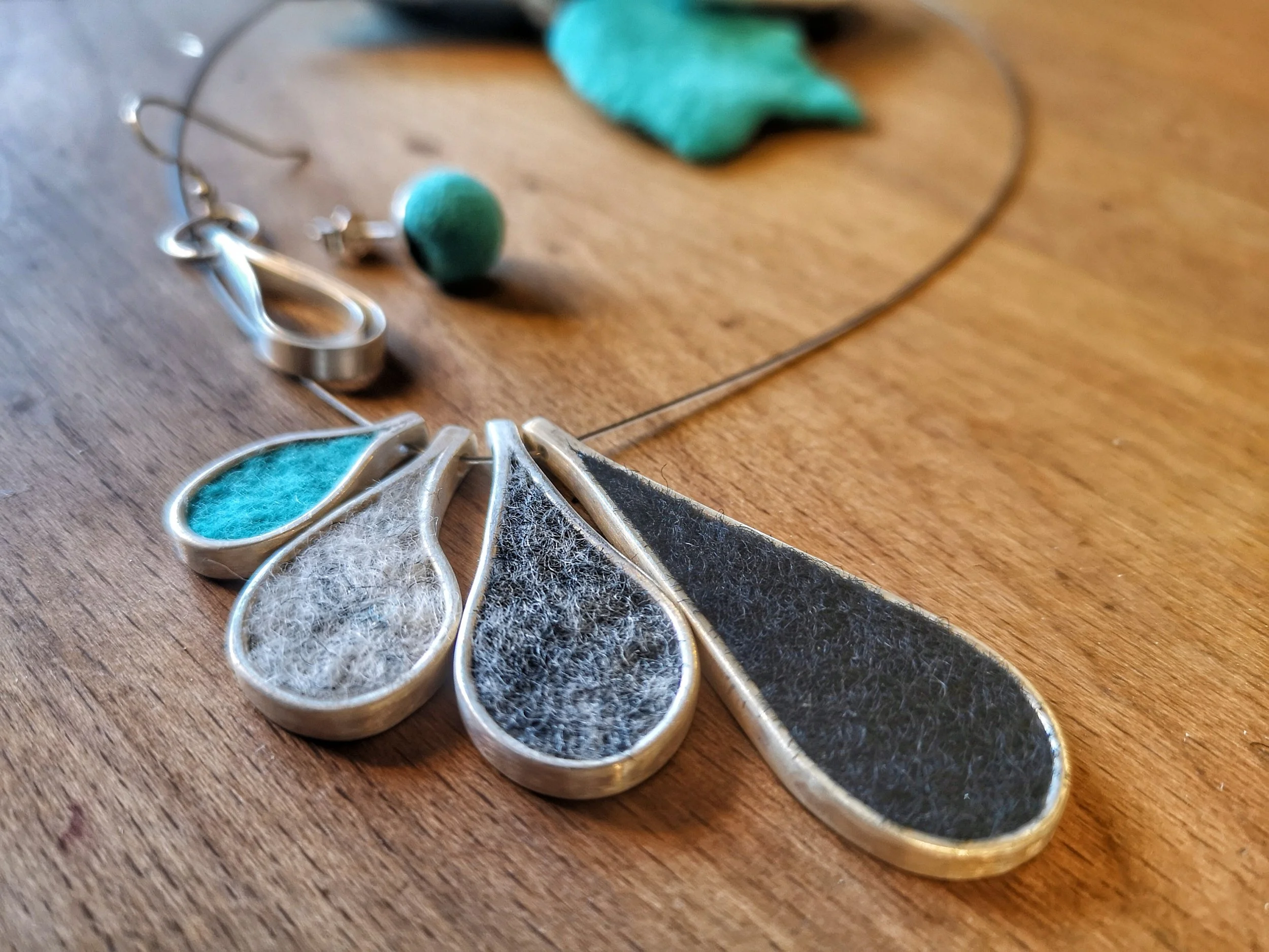 sølv+ull smykke sett