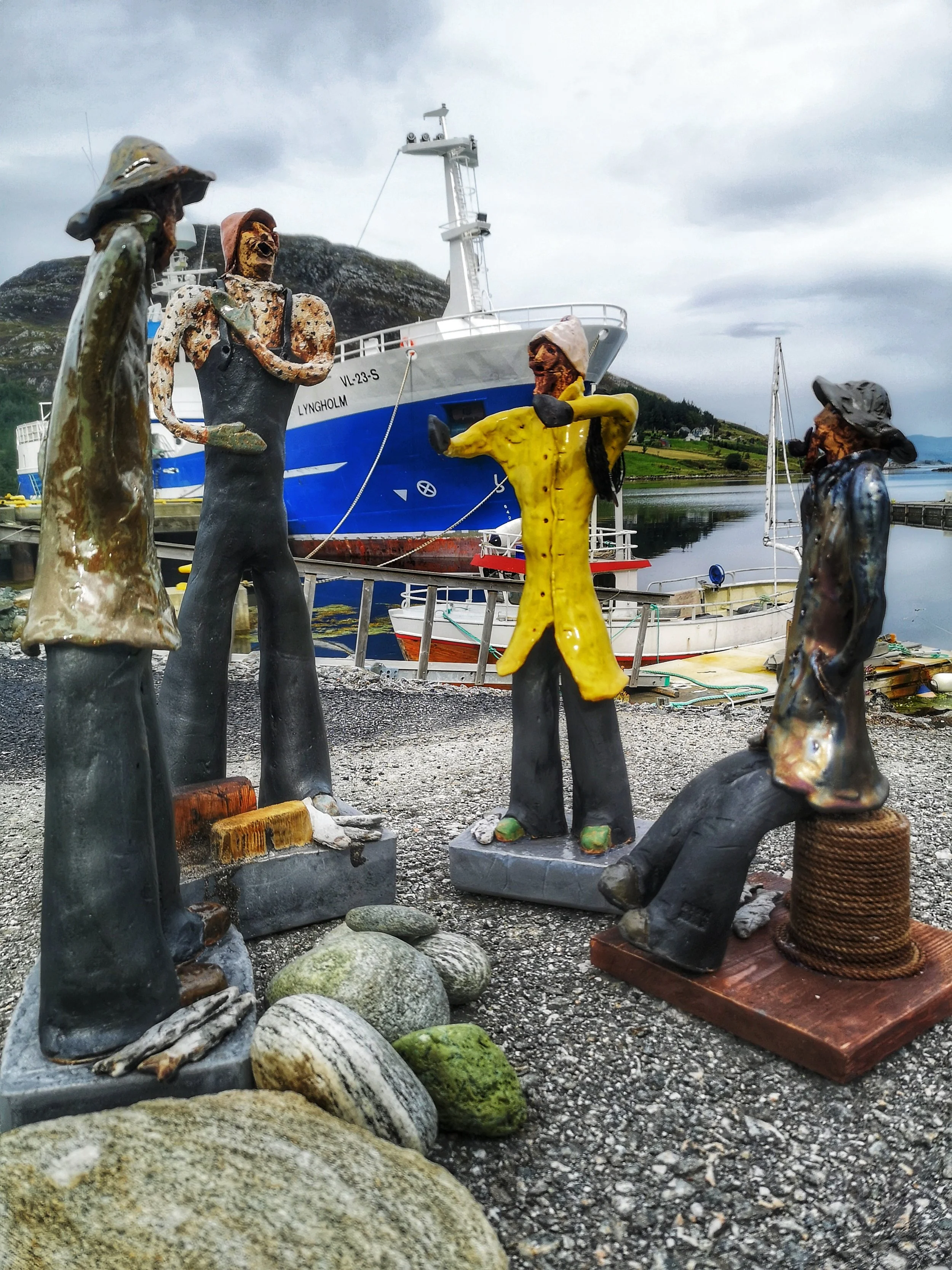 Fiskar skrøner, skulpturer i keramikk