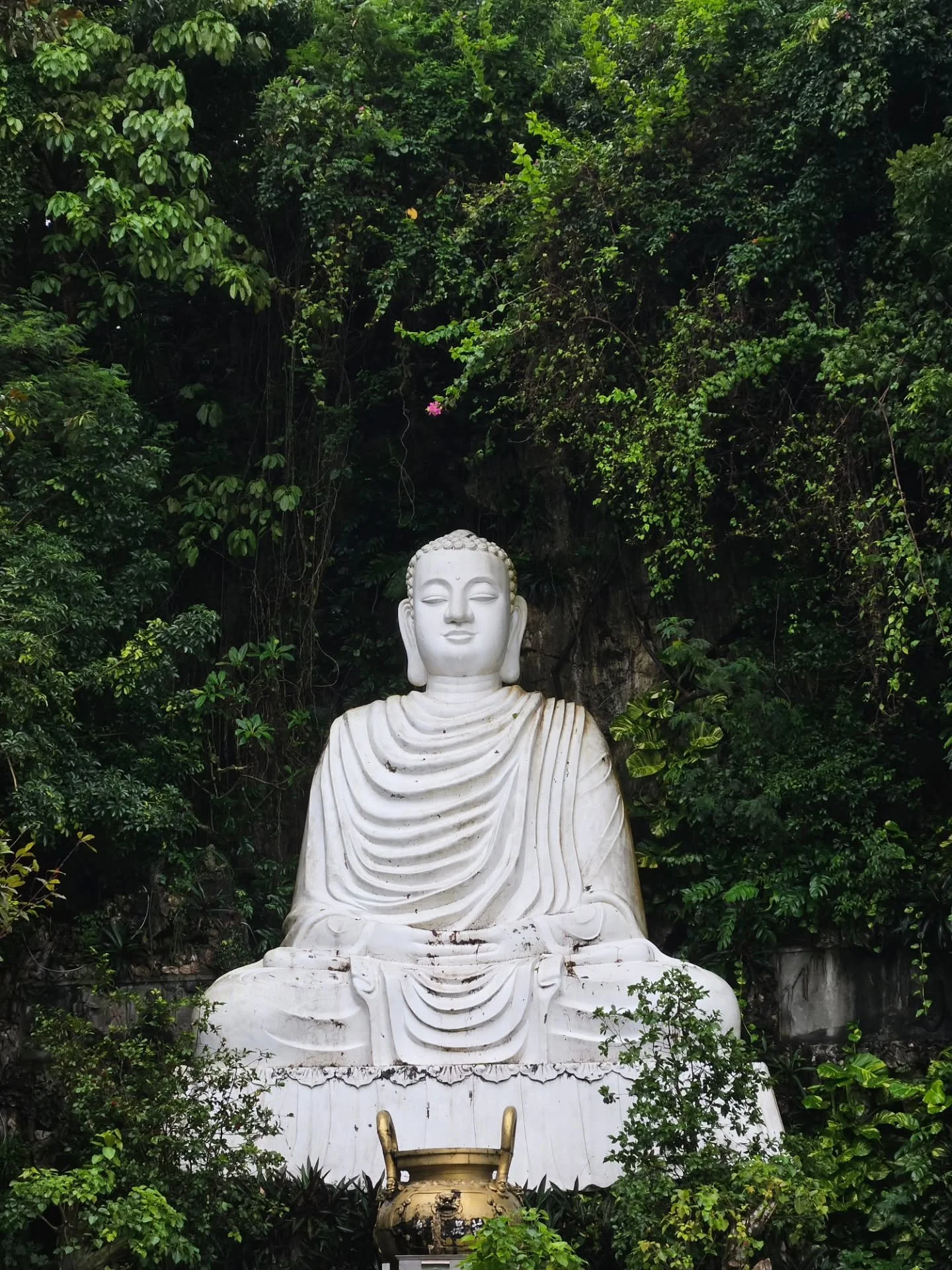 An afternoon spent with the calming beauty of the marble and jade Buddhas found in the caves of Marble Mountain.

#Vietnam #romanticthriller #strongfemalecharacters #romanticsuspense