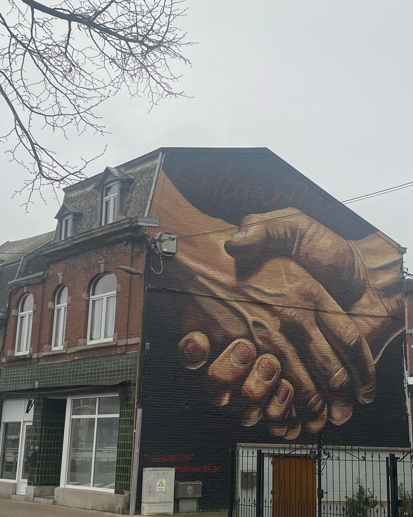 Une fresque &eacute;mouvante de @pinkpainter.be en hommage aux victimes des inondations en Belgique de juillet 2021, tout pr&egrave;s de ma ch&egrave;re @dominiquevancotthem ❤️ qui a v&eacute;cu ce drame.

En miroir avec un dessin &eacute;ph&eacute;m