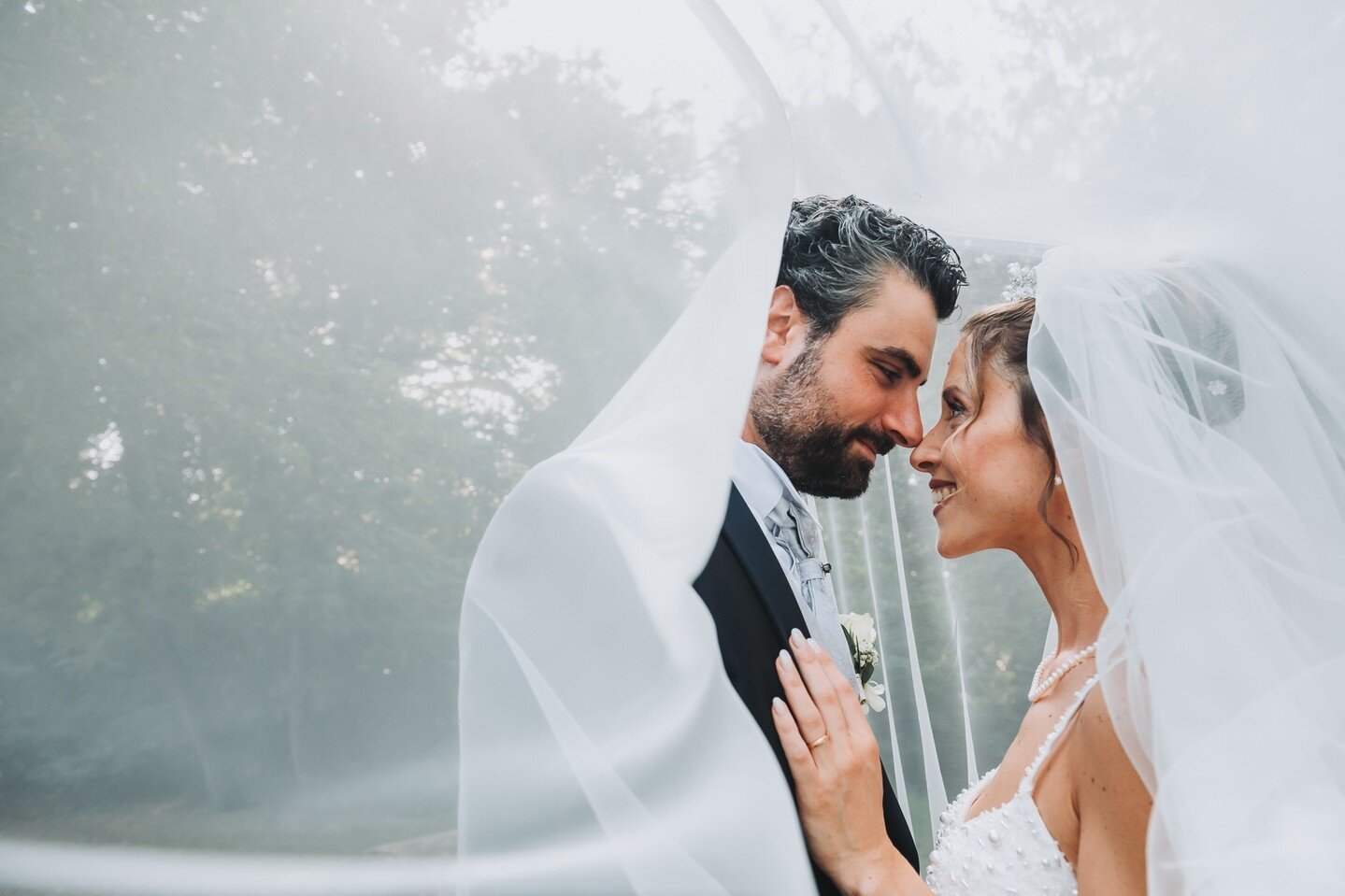 Every once in a while a bit of wind is ideal. 
.
.
.

 #bride #luxurywedding #modernbride #brides #married #realwedding #weddingphotographer  #veil #weddingphotographer #weddingday #groom #weddingdress  #matrimonio #weddingday #lucca #fotografo #matr