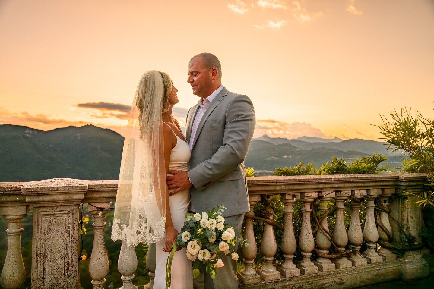 The view was stunning. The couple even more 🖤
.
.
.

#elopement #tuscany #elopeintuscany #bride #groom #photographer  #realwedding #weddingphotographer #destinationwedding #weddingphotography #weddingday