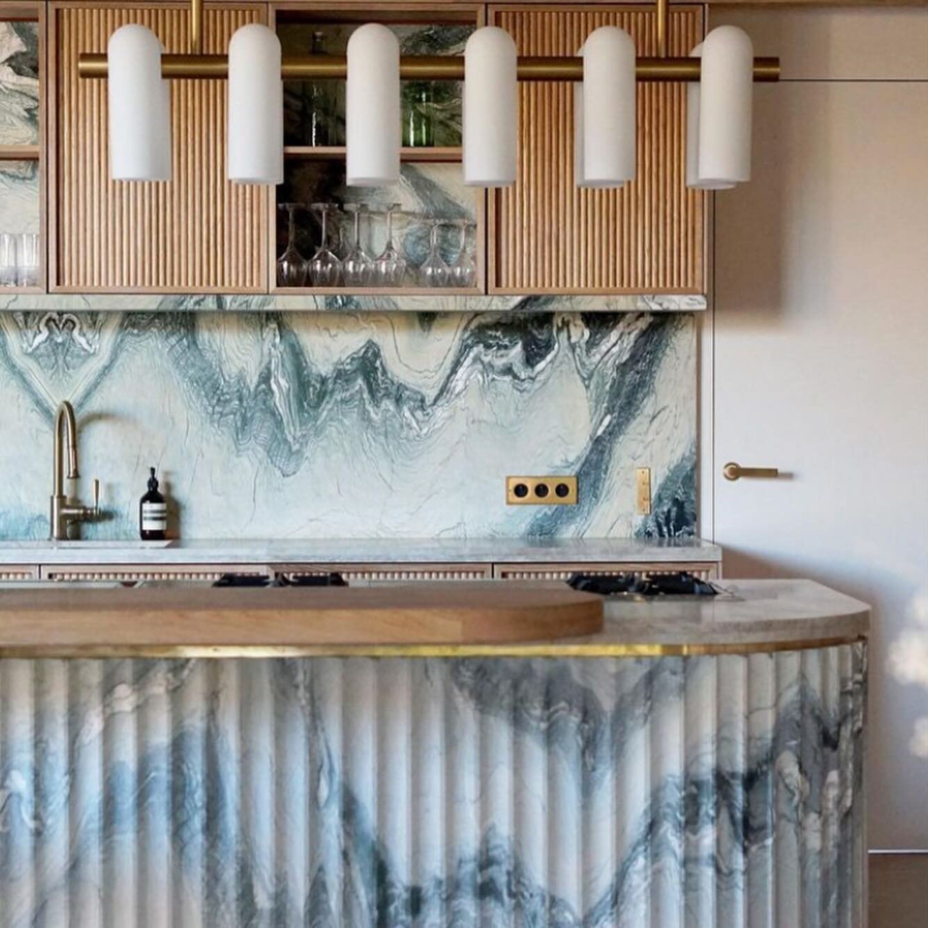 I n s p i r a t i o n 

Marble details to inspire in this beautiful kitchen design by @a.s.interiordesign 

#interiordesign #interiorarchitecture #kitchendesign #marble #fluted #details