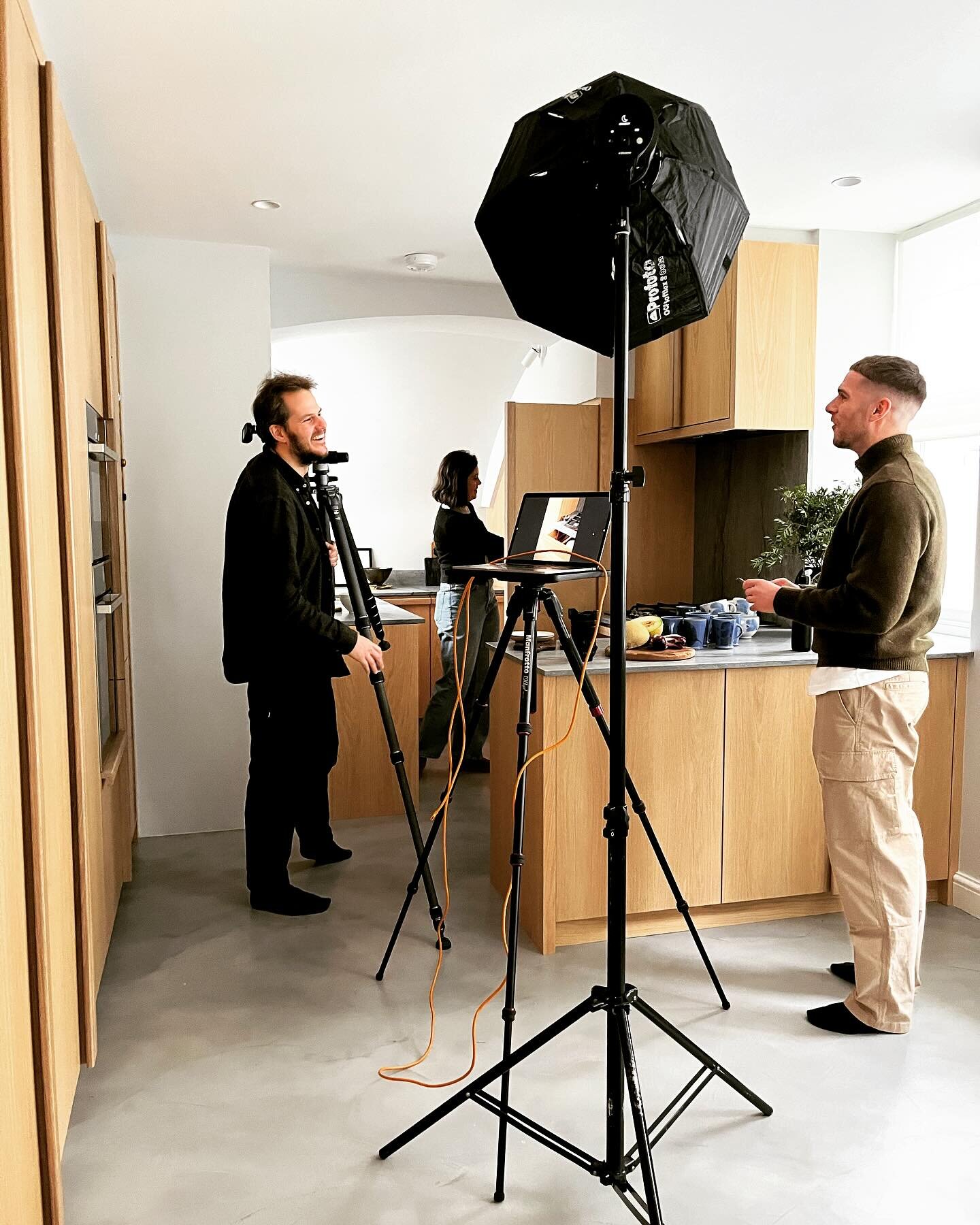 P h o t o s h o o t 

Fun day on site photographing our completed Kensington project. Looking forward to sharing all the photos soon. 

Photographer @snookphotograph 
Stylist @amyneason 
Kitchen @closerkitchens 
Interior Design @lomaxandchi 

#photos