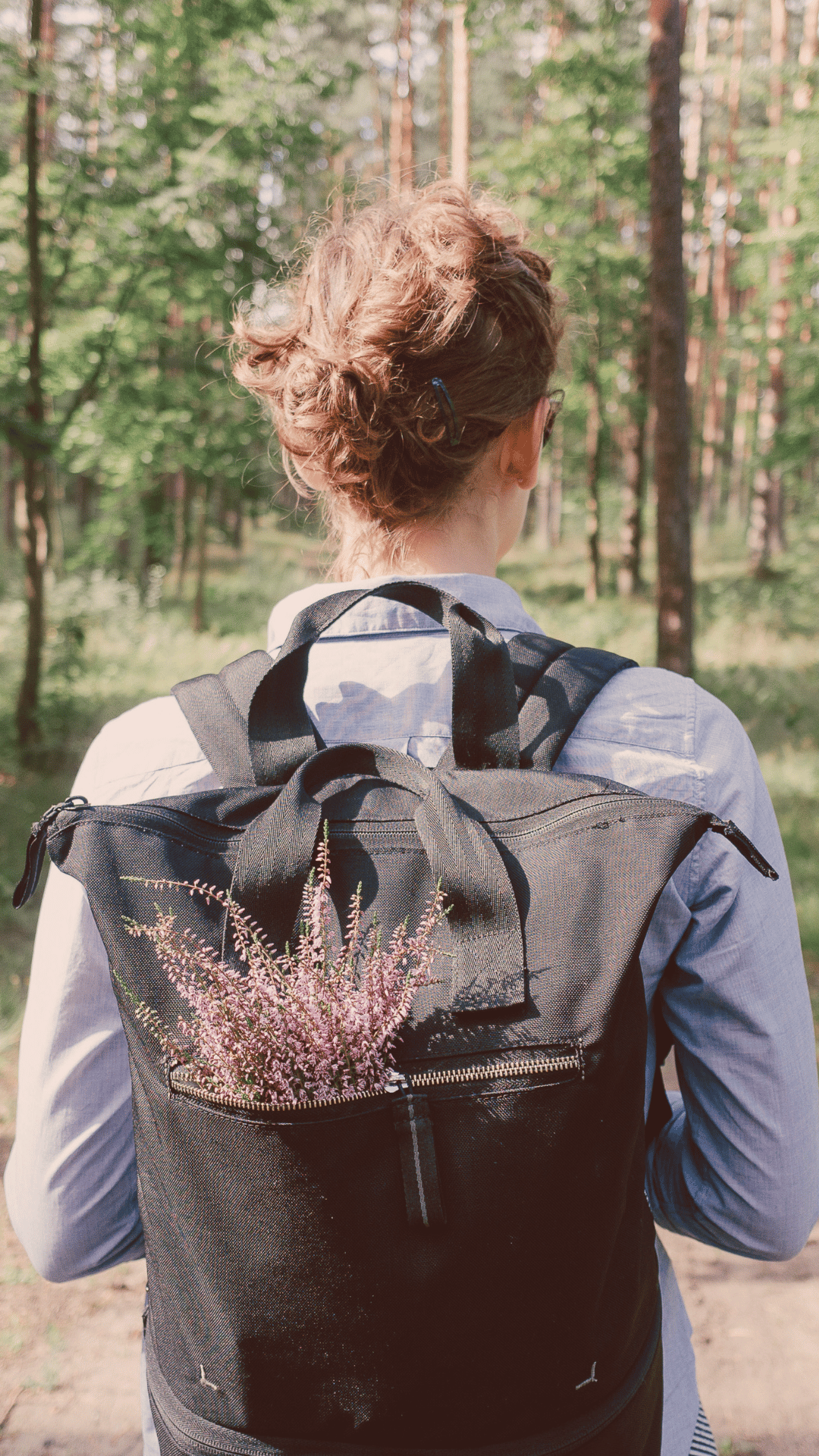 Frau von hinten mit Rucksack im Wald, Symbolbild zu einem Erfahrungsbericht über das Dating-Coaching für Frauen