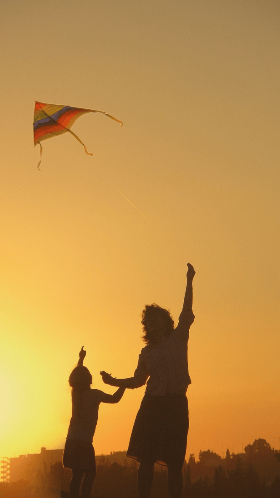 Silhouette beim Drachensteigen im Sonnenuntergang, Symbolbild zu einer Kundenstimme über das Single-Coaching für Frauen