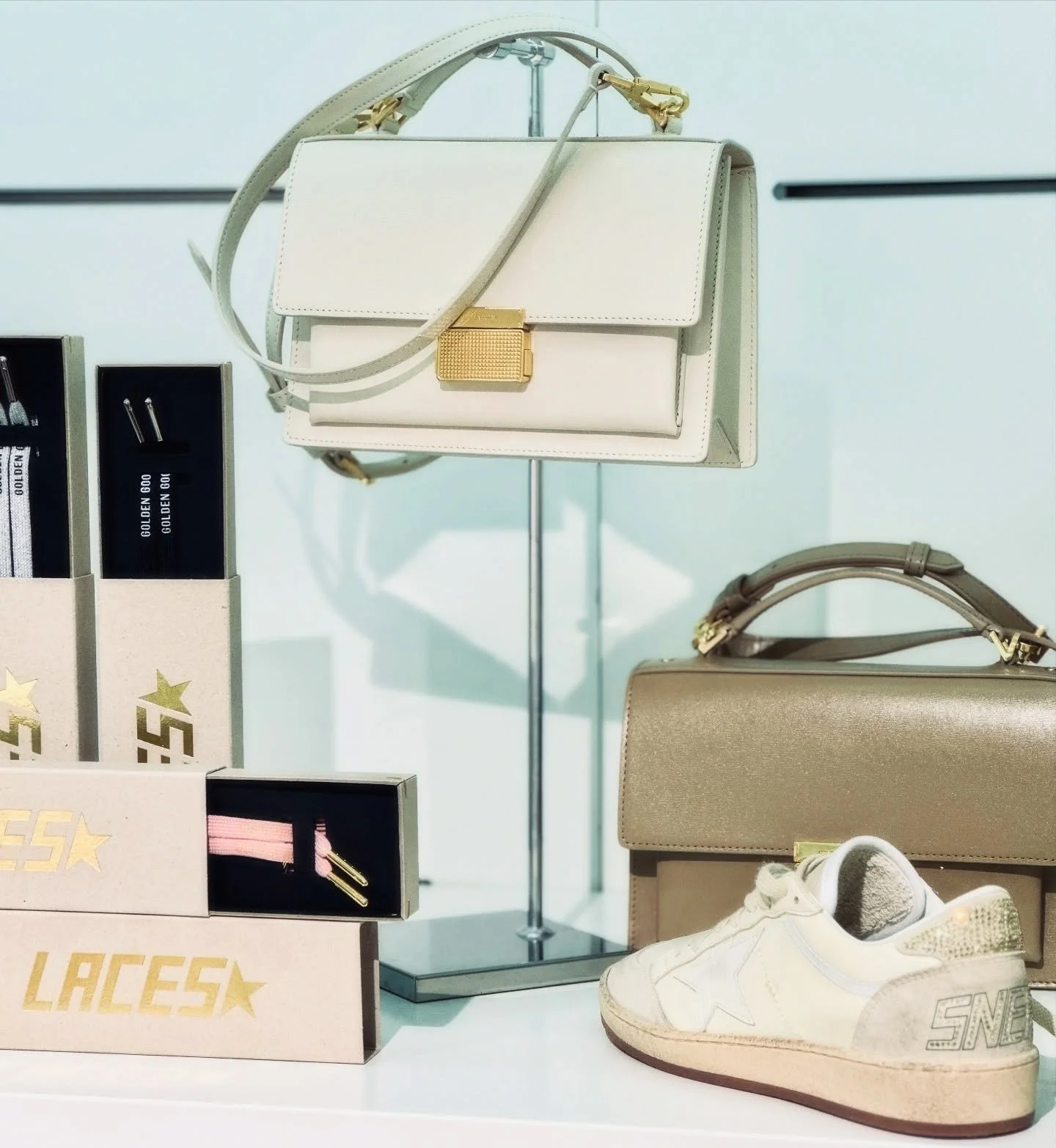 &bdquo;Eleganz trifft Extravaganz &ndash; Golden Goose veredelt mit Swarovski, ikonischer Tasche und edlen Schn&uuml;rsenkeln.&ldquo;

@goldengoose @b15_official 

#goldengoose #b15fashion #GoldenGoose #SwarovskiDetails #LuxuryStyle #ElegantSteps #De