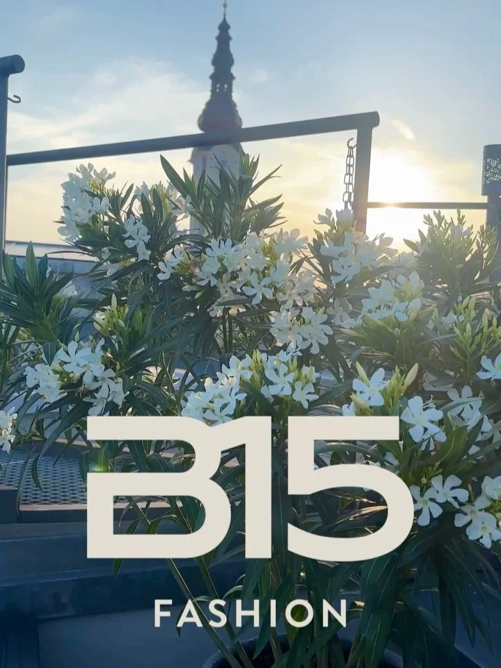 🖤 Neu eingetroffen bei B15 Fashion 🖤

Feine Zur&uuml;ckhaltung, moderne Silhouetten und ausgew&auml;hlte Details: Die neue Bluse und Hose von MM6 Maison Margiela vereinen zeitlose Eleganz mit avantgardistischer Leichtigkeit. Vollendet wird der Look