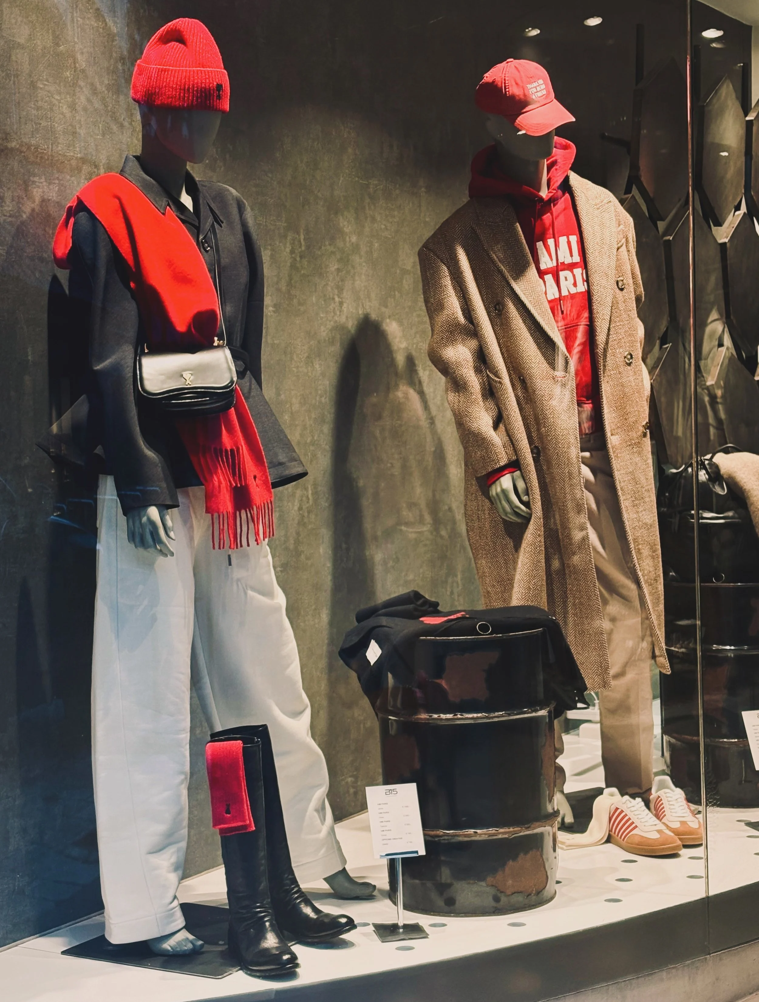 Der Herbst zieht ein bei @b15_official 🍂

Unser neues Schaufenster verbindet Statement-Rot, Camel und Beige zu einem Look mit Haltung. Ami Paris setzt mit Beanie, Schal und Cap die Akzente, dazu Fischgrat-Mantel, Hoodie und Lederaccessoires. Golden 