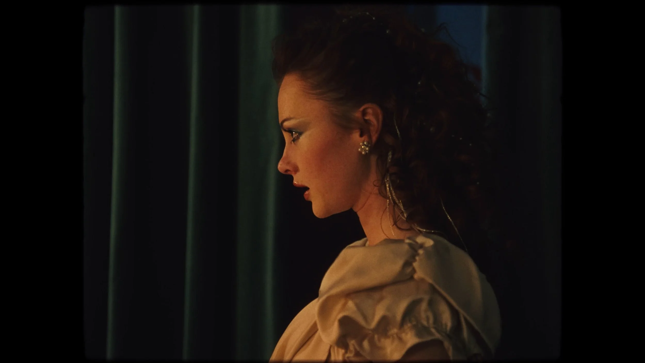 Elín Hall As The World Falls Down mv