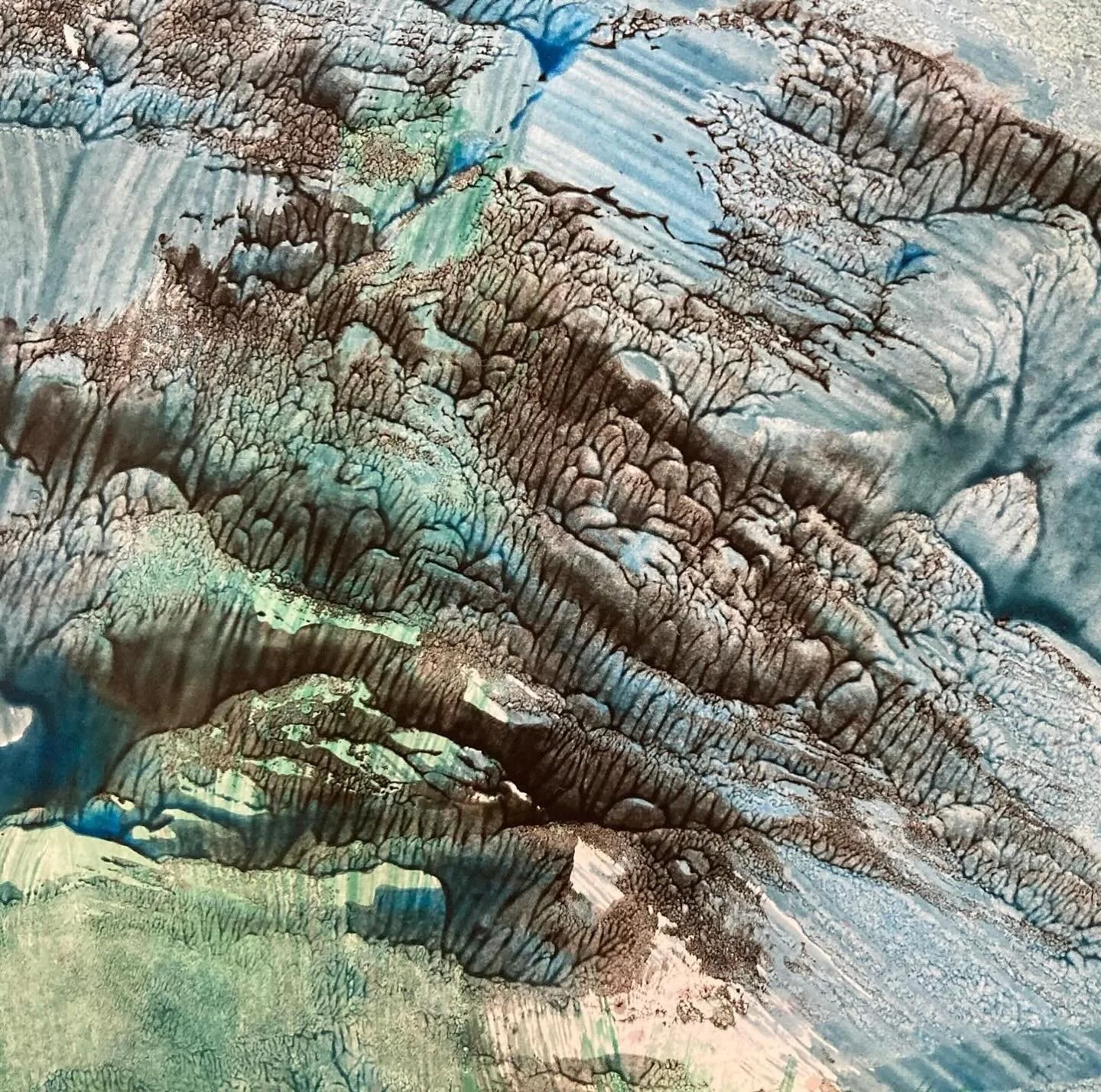 Jonge kunstenaar van 6 jaar: Helemaal losgaan met verf en papier: plooien, gooien, kloppen, draaien en glijden. En dan er een stukje uitkiezen: &ldquo;Kijk toch hoe professioneel dit eruit ziet, precies van een beroemde kunstenaar ofzo!&rdquo; Ik vin