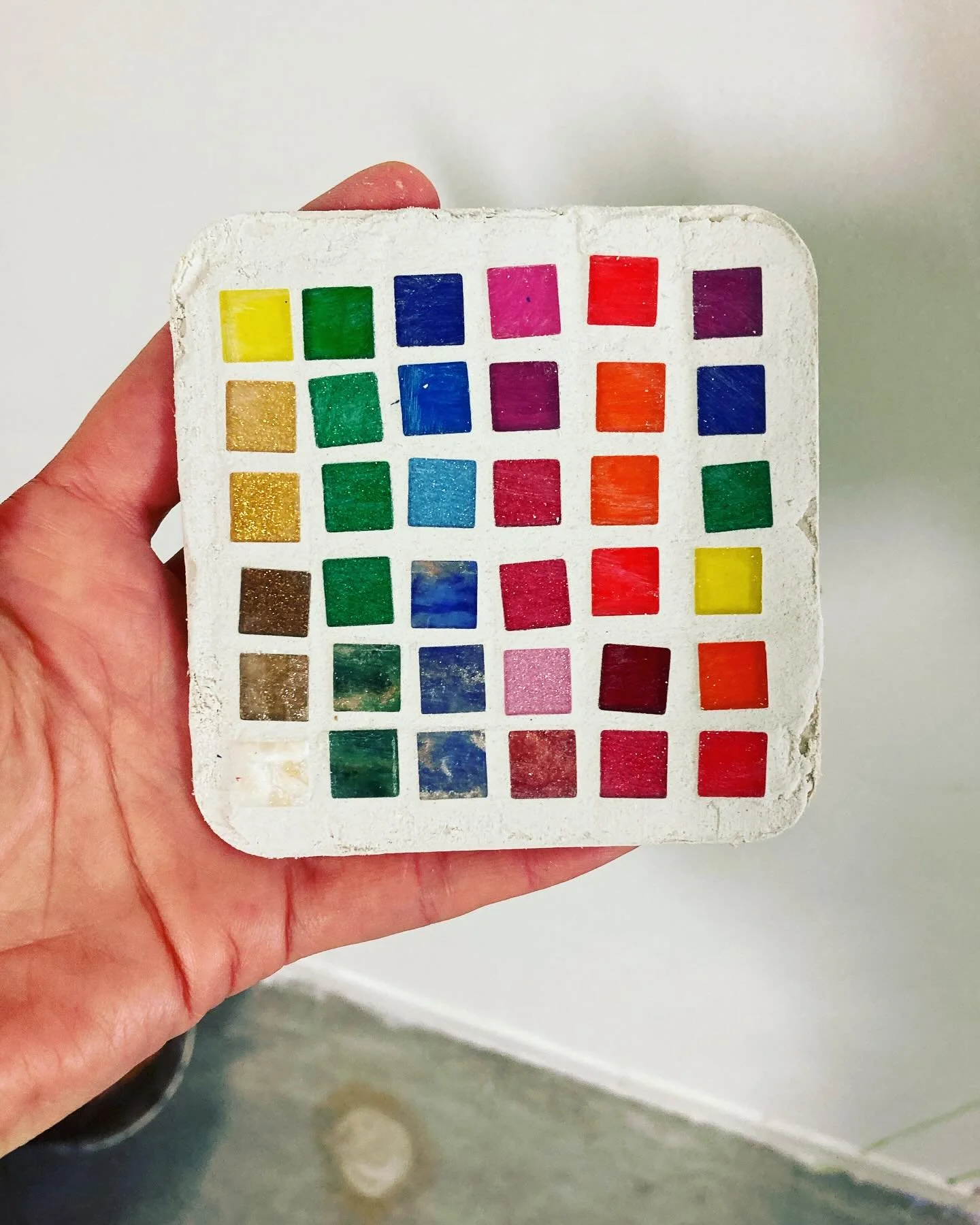 Workshop Moza&iuml;ek: eerst even volledige concentratie en toewerken naar een resultaat. En terwijl het droogt wordt er lekker ge&euml;xperimenteerd 🥳. Nieuwe materialen ontdekken is altijd fijn!