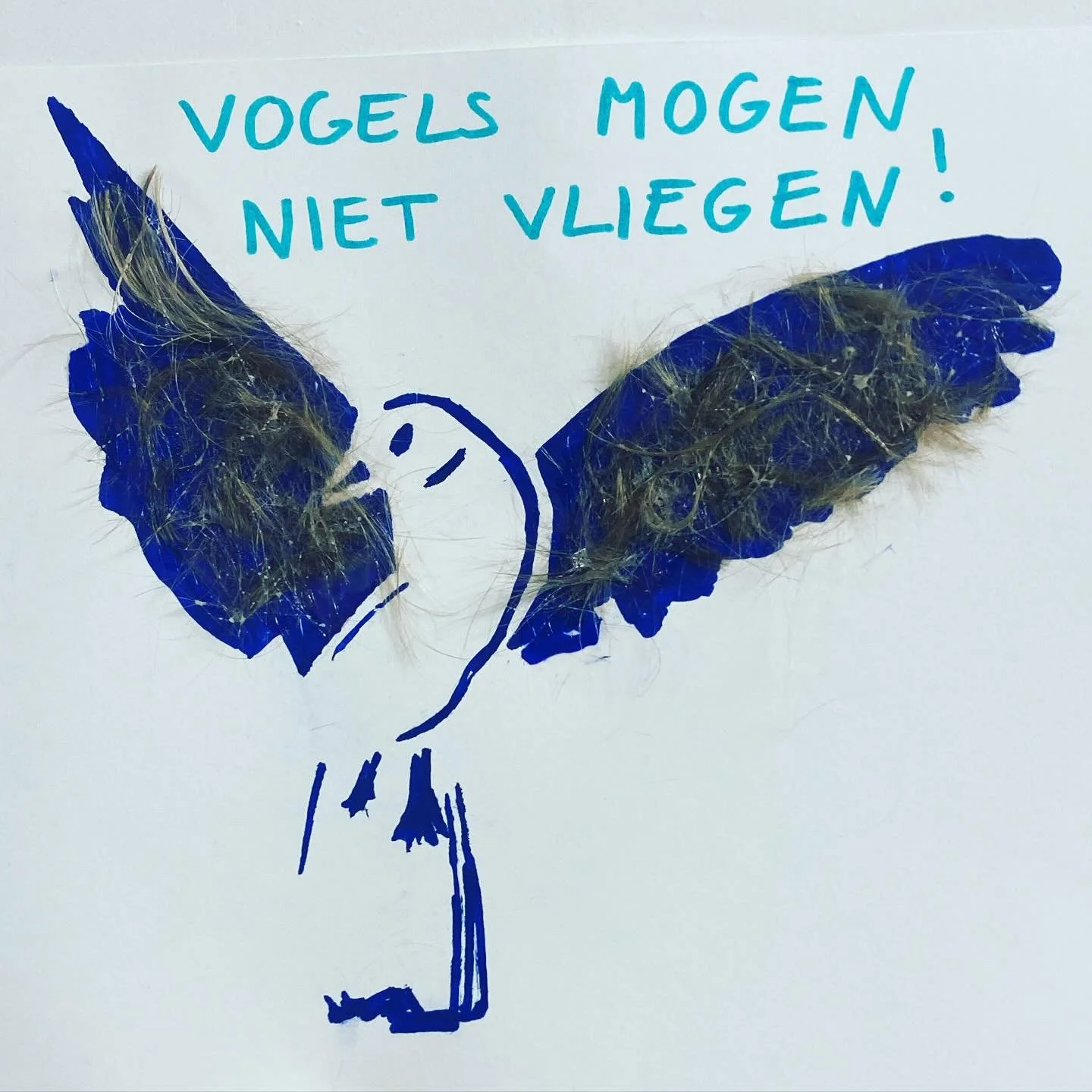 Prachtig werk van de 4-jarige R. 😍 Ge&iuml;nspireerd door Banksy. Ik wou dat ik het zelf gemaakt had. Het bevat humor, ironie en &eacute;cht haar! Meegebracht van zijn kappersbezoekje die ochtend, om mee te knutselen ✂️!