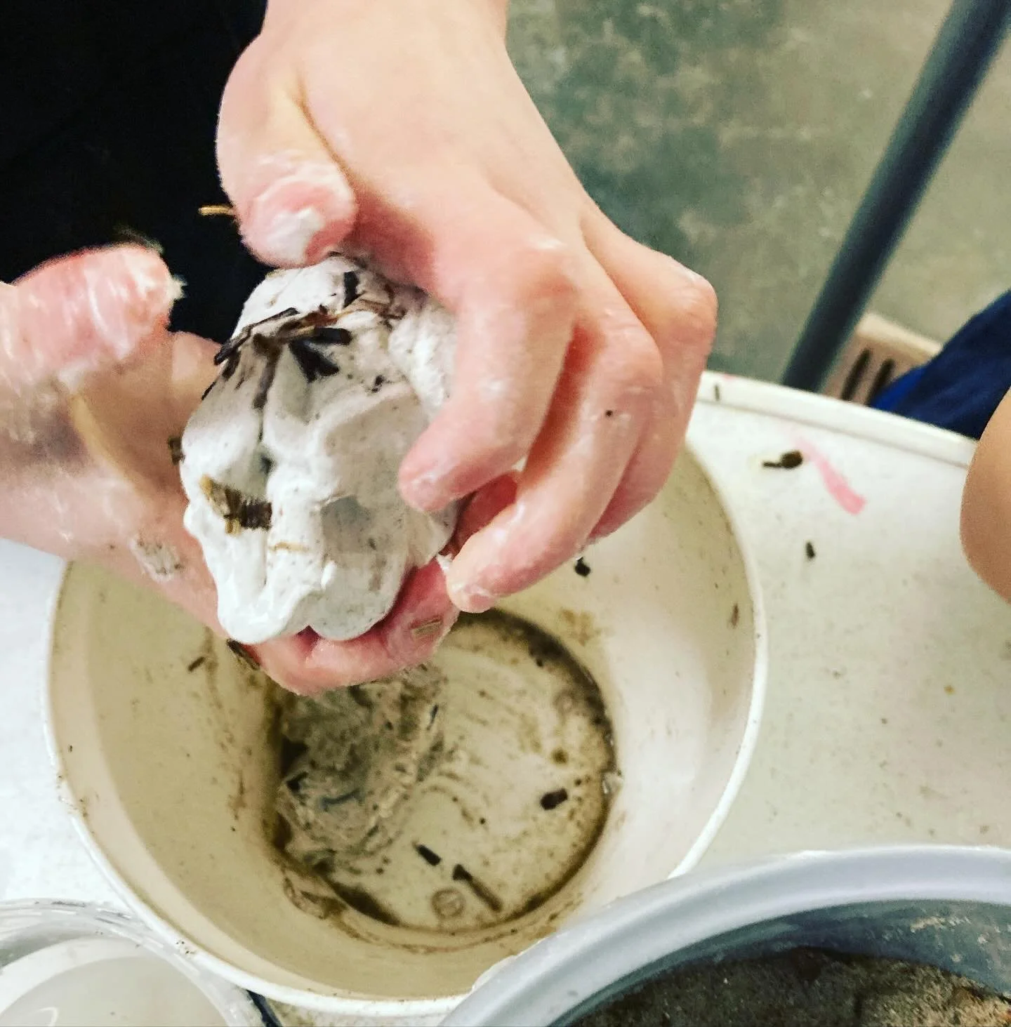 Zijn er bij jullie thuis ook stenenverzamelaars? Niet alleen edelstenen, maar ook steentjes die je onderweg vindt kunnen heel aantrekkelijk zijn 🤩. We kunnen er ook mee bouwen! Cement maak je gemakkelijk zelf, met natuurlijke ingredi&euml;nten. En d