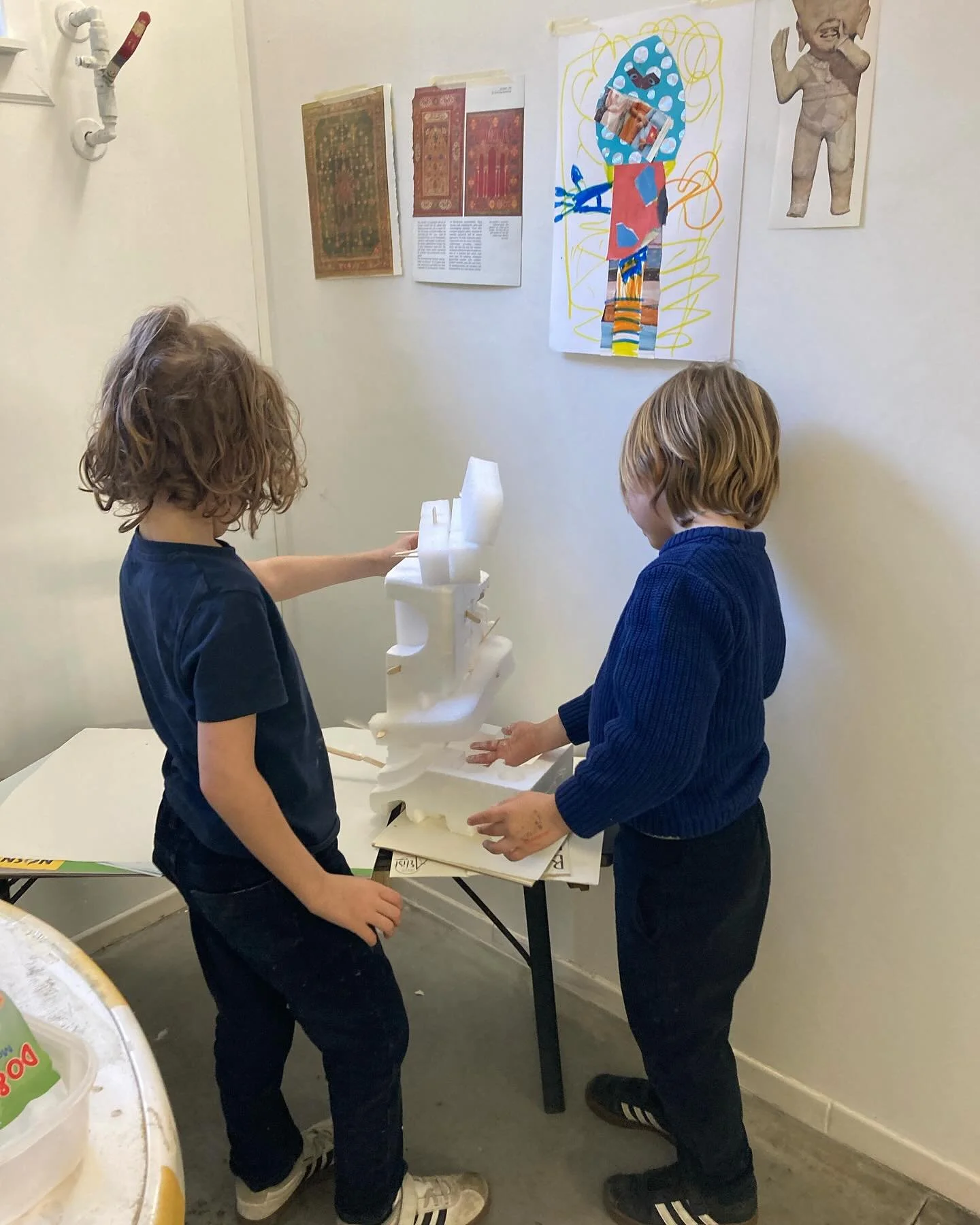 De architecteren gingen even overleggen over het ontwerp van de robotspeeltuin 🤖🤩.