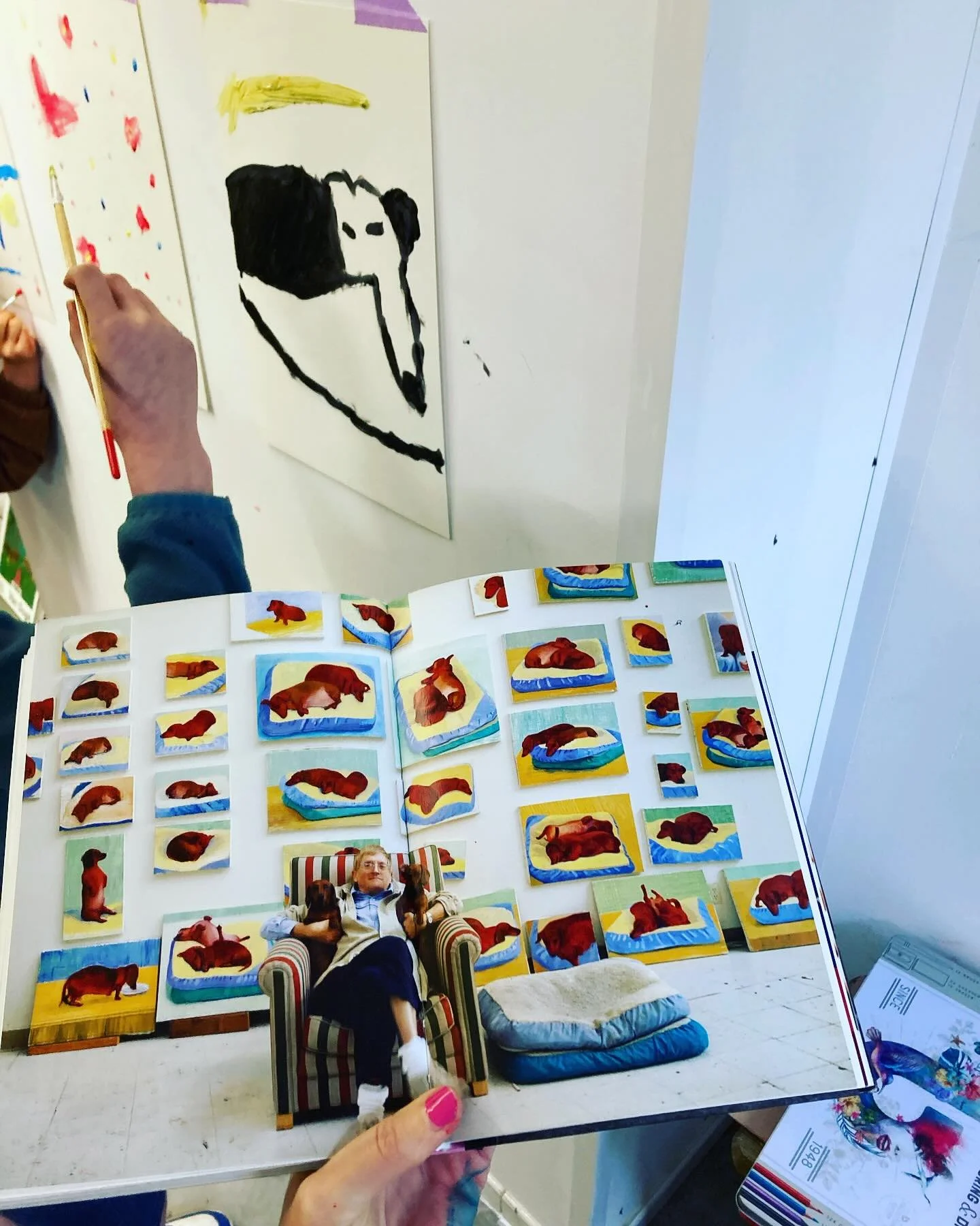 S. vond inspiratie bij de hondjes 🐾 van David Hockney. Uit de reeks &lsquo;Dog Days&rsquo;. 🎨🖌️