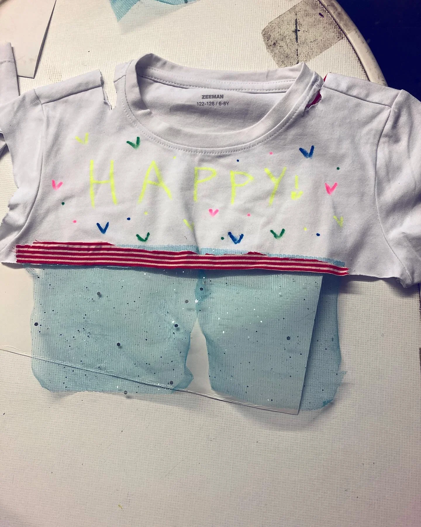 Van een simpele witte T-shirt naar dit vrolijk ontwerp 🤩.