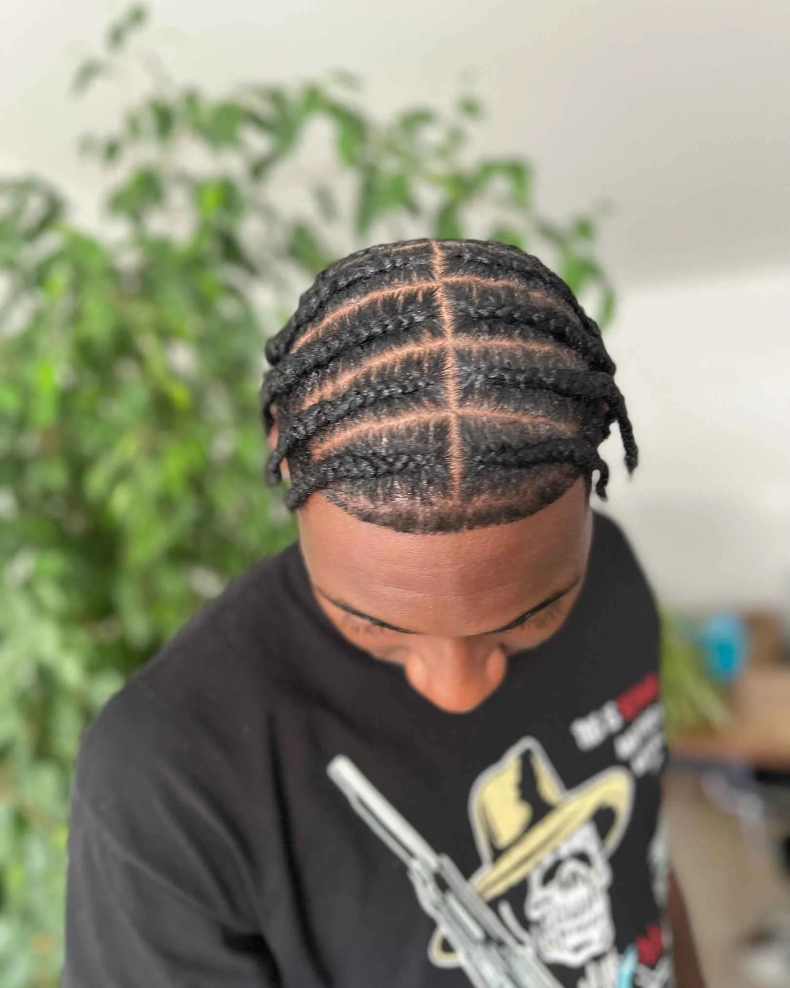 Tresses lyon réaliser par KETE WALI sur le célèbre basketteur Jonah Mathews, des tresses sans rajouts, sans mèches, sans extensions capillaires, le POP SMOKE Braids  sans rajouts. cheveux naturel lyon, coiffeuse afro lyon