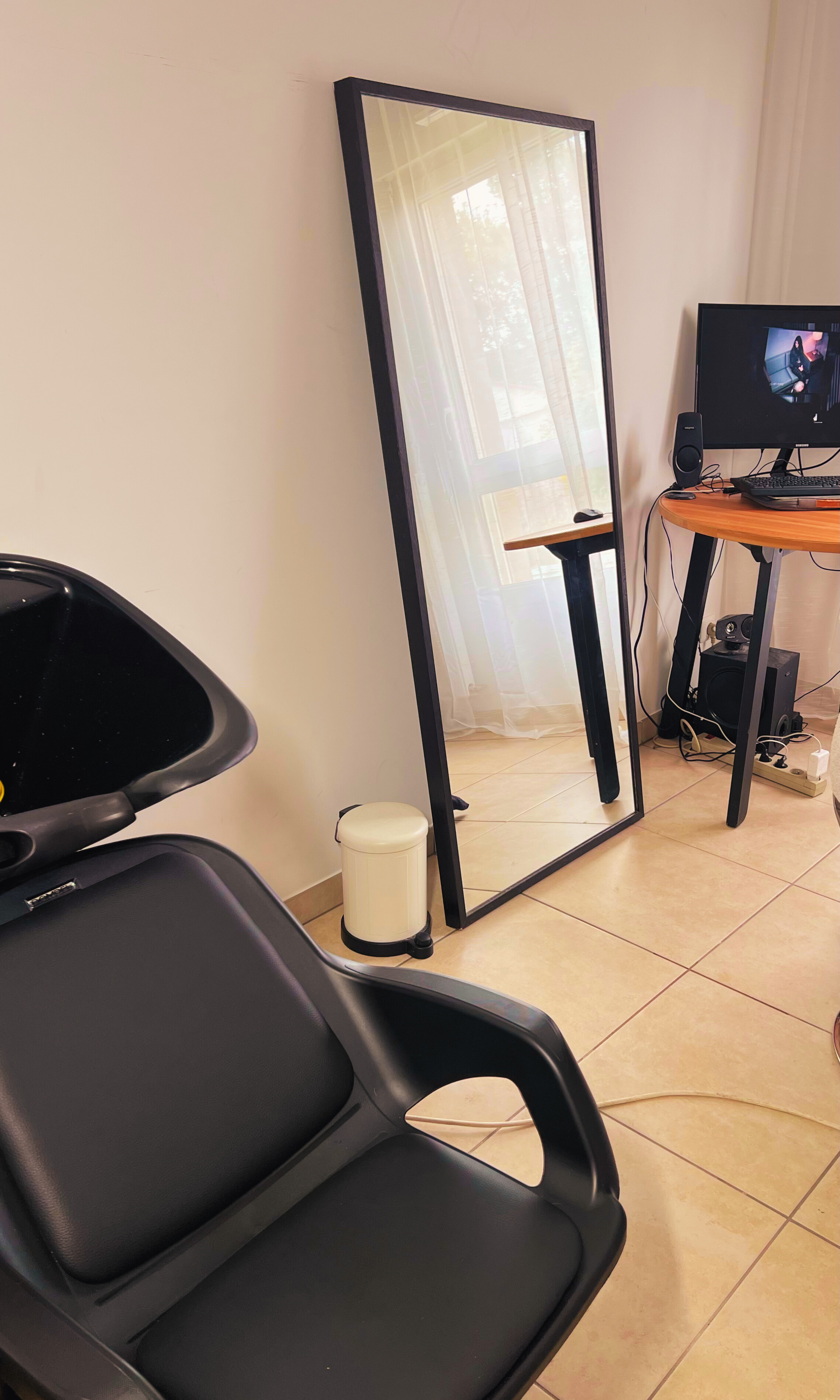 salon de coiffure KETE WALi qui se trouve sur LYON à Villeurbanne, Un grand miroir avec un bac à shampoing pour les soins des cheveux afro, crépus et texturés.