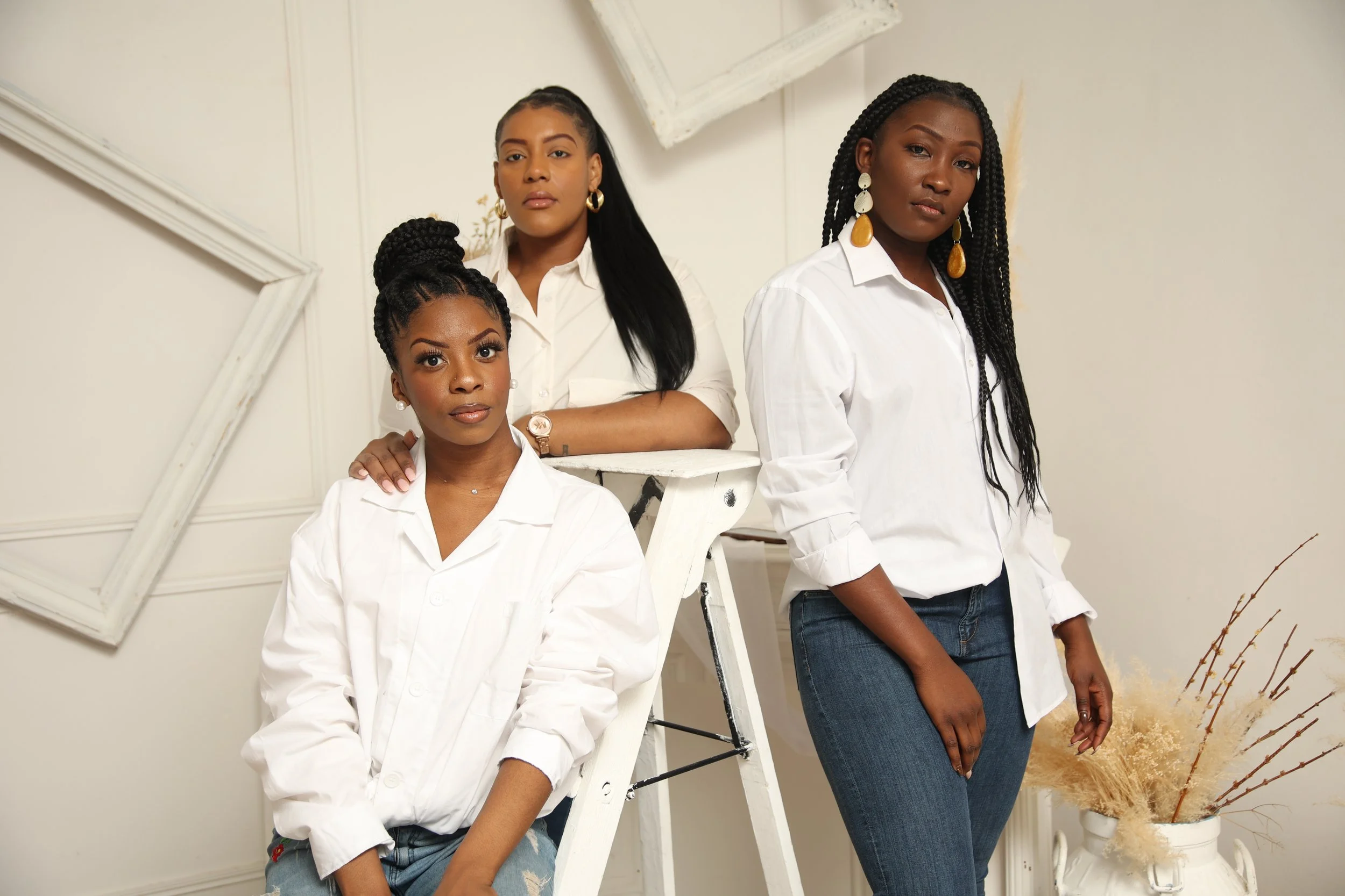 des jeunes femmes avec des tresses en extension capillaire et meches xpresion. elles se sont fait coiffer par la coiffeuse afro Lyonnaise KETE WALI à villeurbanne