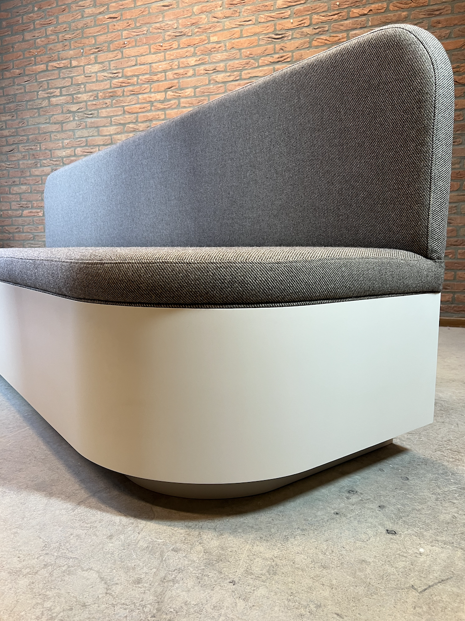 Op maat gemaakte ontbijt / eetkamer bank meubel met op maat gemaakte kussens met De Ploeg wollen stof. Lokaal maatwerk Den Haag. 