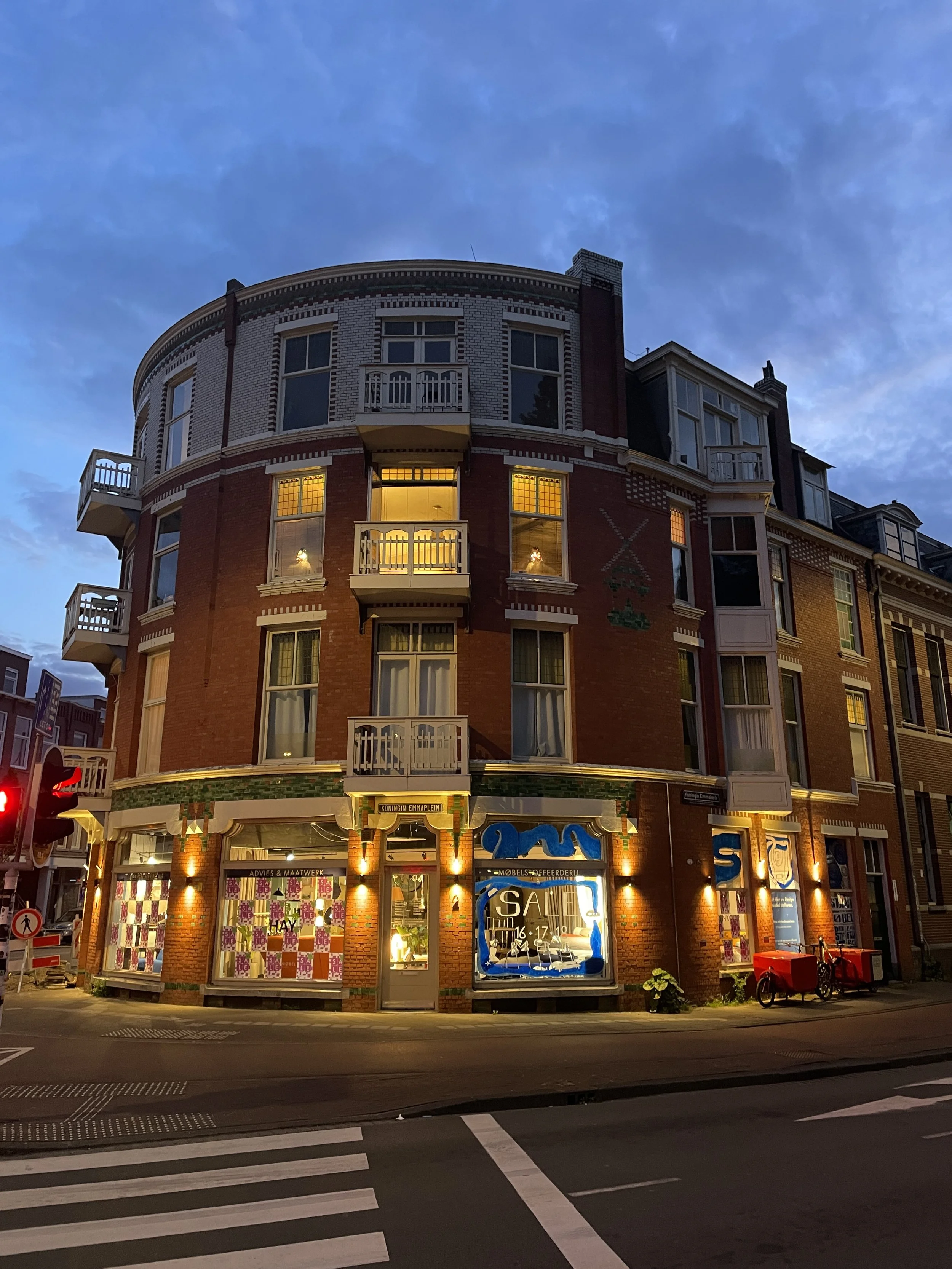 Een gebouw in Den Haag met een meubelwinkel / interieurzaak op de begane grond. Dealer van vintage en design meubels.