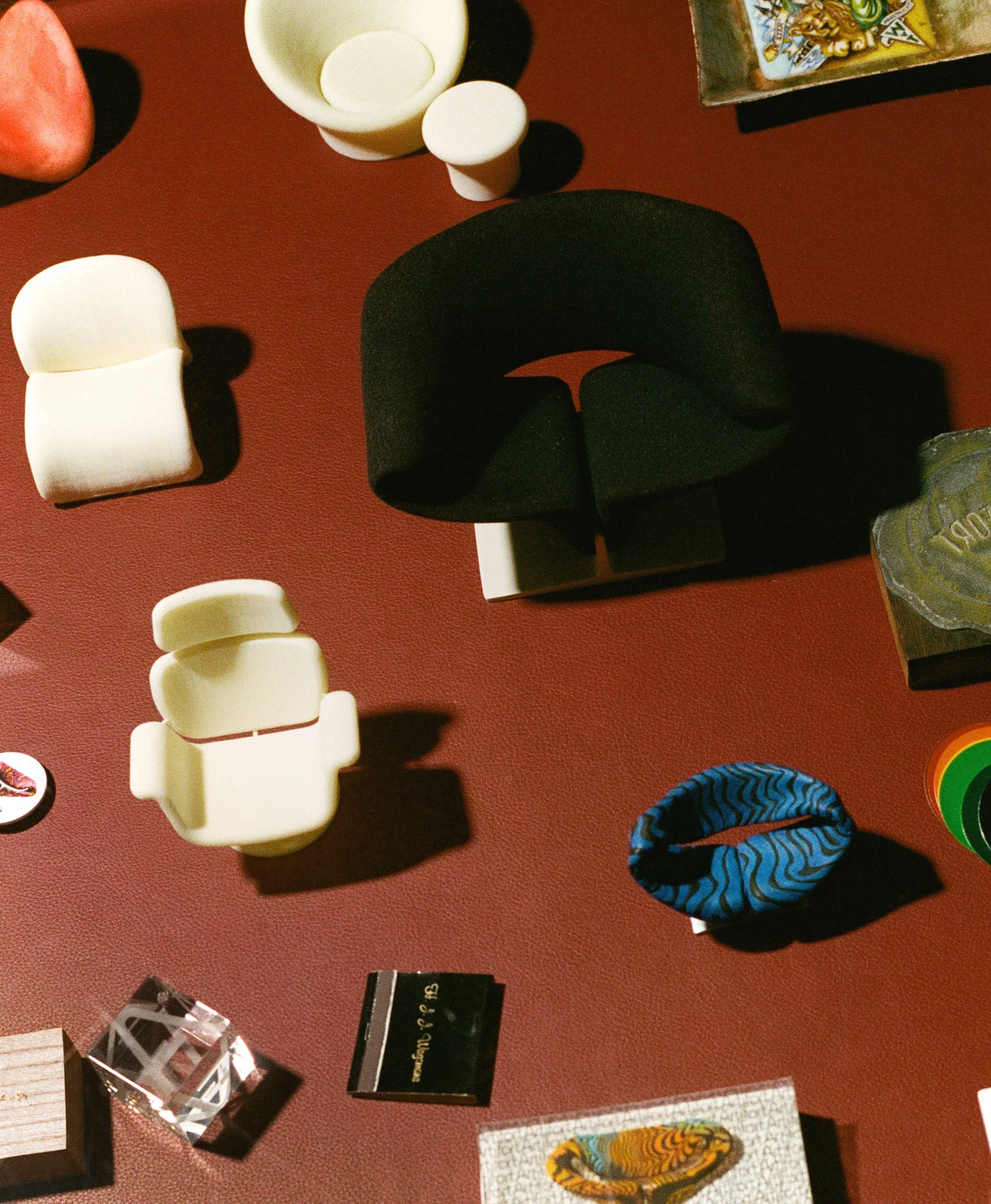 Artifort design stoelen assortiment. tweedehands en nieuwe meubels en herstoffering.