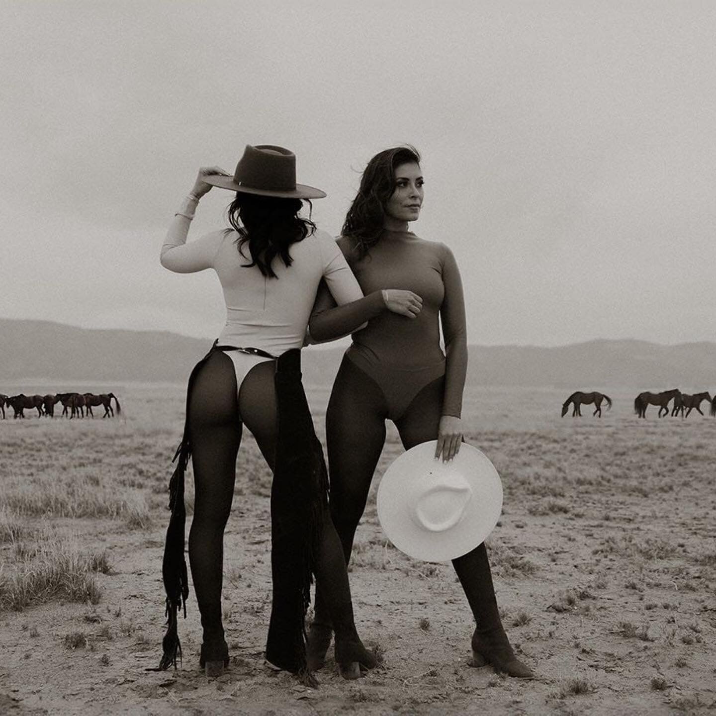 Our recent photoshoot with Olive and Pique @oliveandpique was a wild ride! We journeyed to the stunning New Mexico desert with two fierce baddies, each rocking a different hat from the collection. Against the backdrop of endless desert, they stood ta