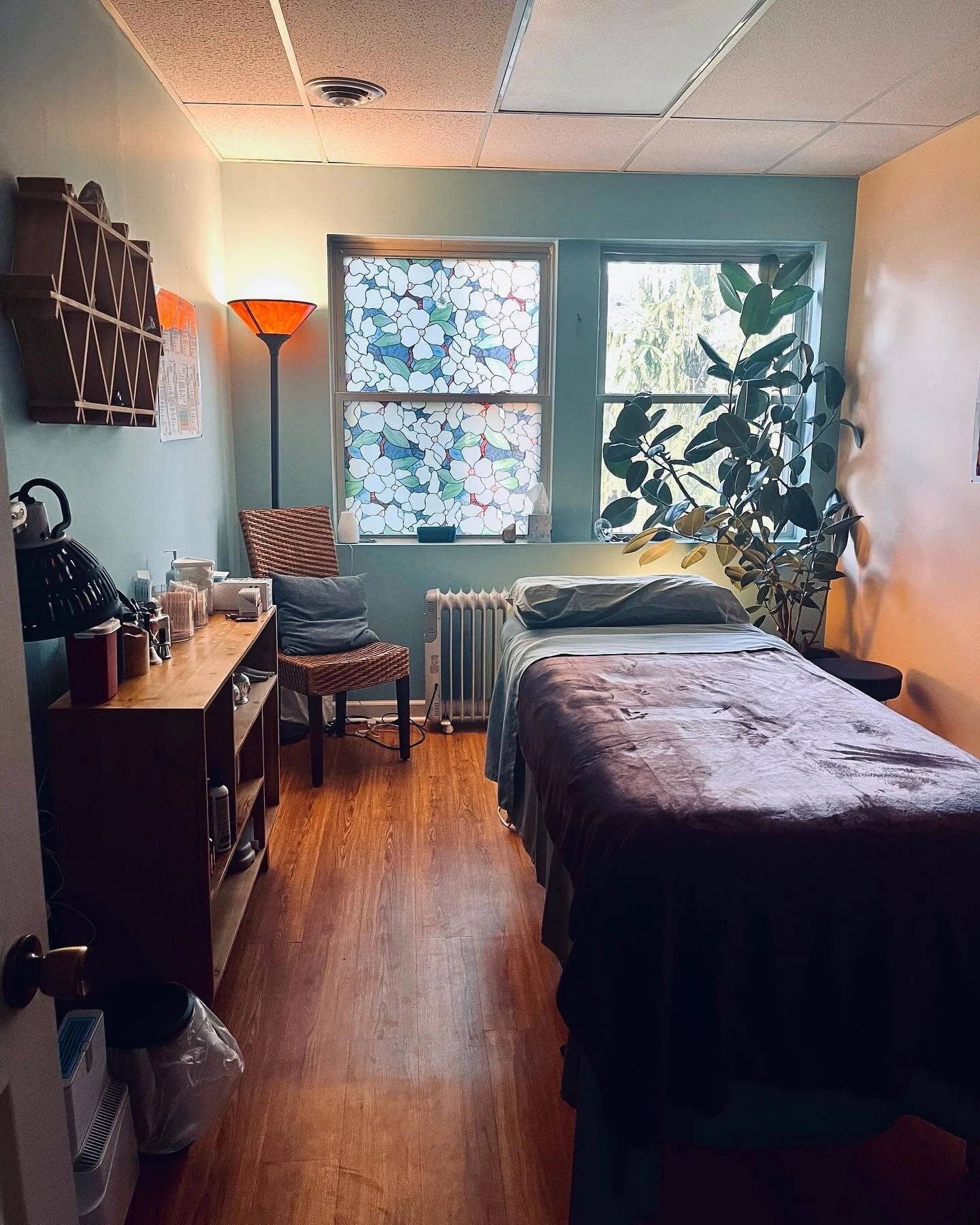 One of the lovely treatment spaces I work out of at the Himalayan Institute! It has calm vibes all around, and that stain glass window... stunning. 😍✨😌 

#pittsburghacupuncture #himalayaninstituteofpittsburgh #acupuncture #vibes #chinesemedicine #h